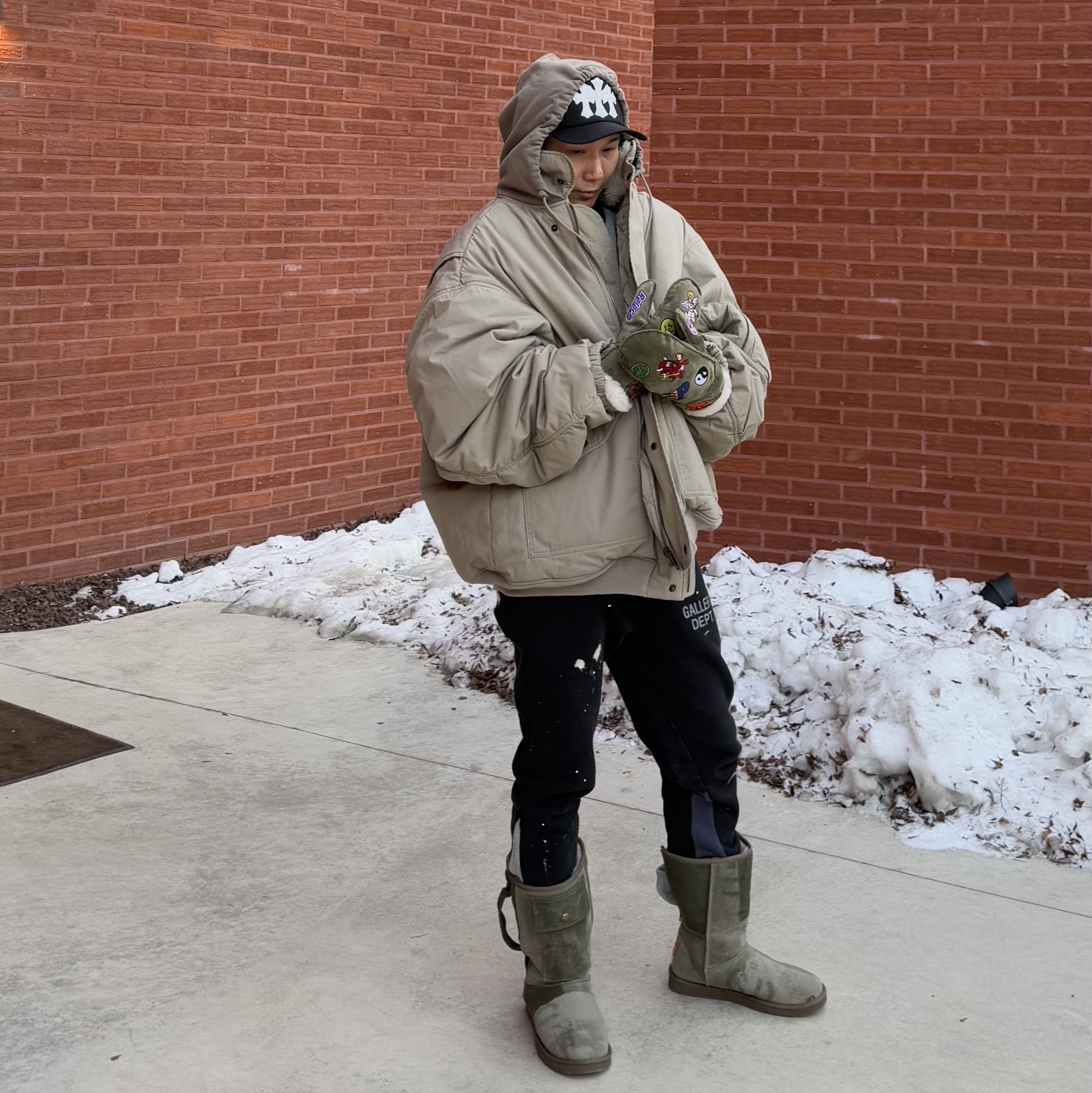 UGG x Palace Sheepskin Mitten Burnt Olive 착용 스타일 - 4