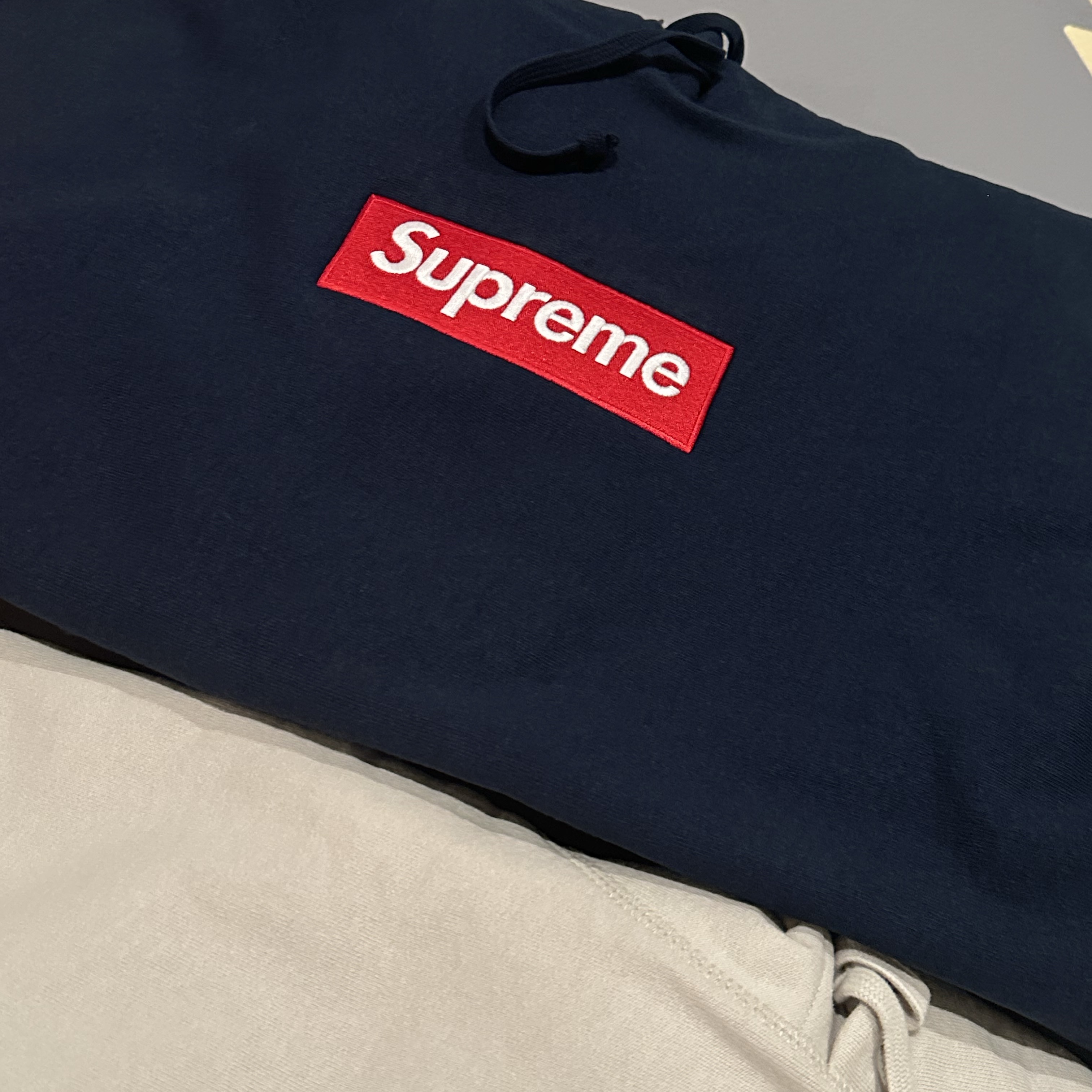 Supreme Box Logo Hooded Sweatshirt Navy - 24FW, Supreme Box Logo Hooded Sweatshirt Black - 24FW 착용 스타일 - 5