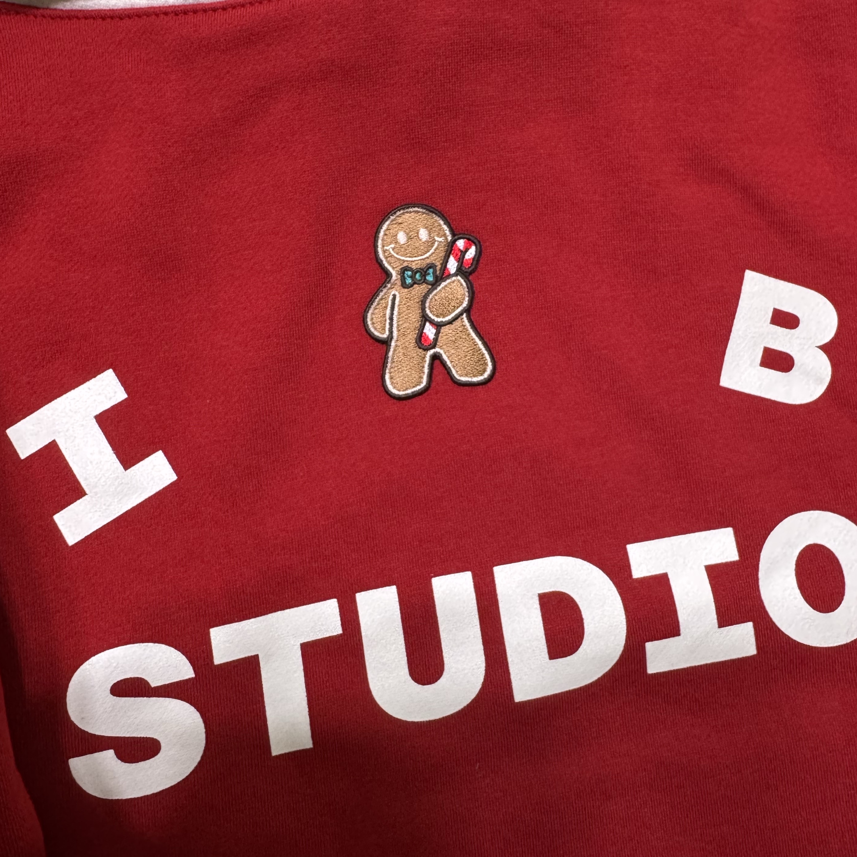 IAB Studio 24 Christmas Hoodie Burgundy Oatmeal 착용 스타일 - 1