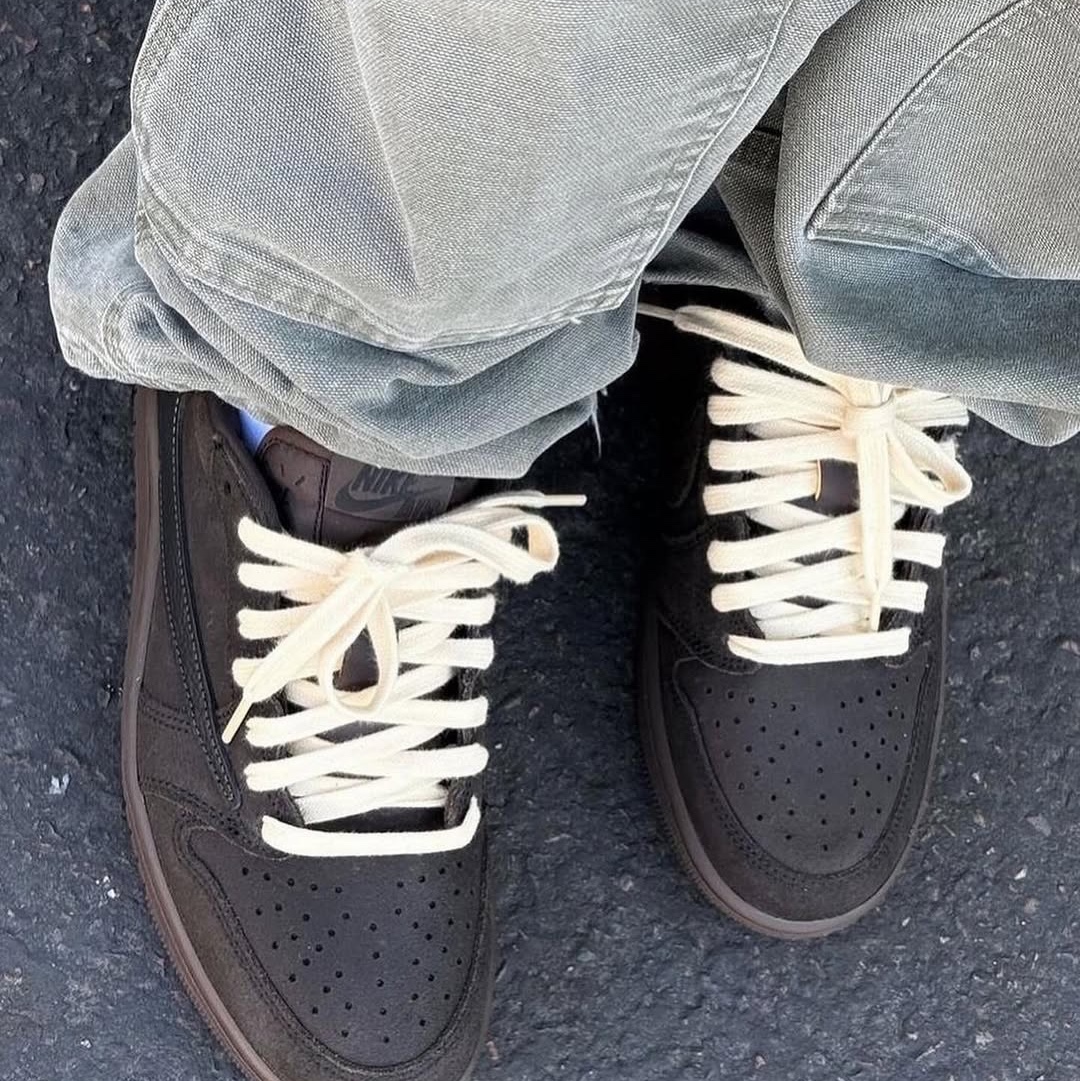 Jordan 1 x Travis Scott Retro Low OG SP Velvet Brown and Dark Mocha 착용 스타일 - 5