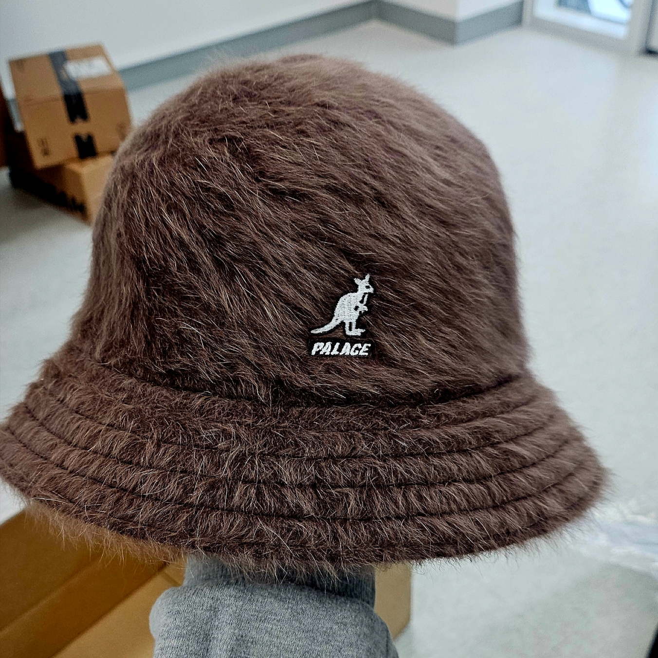 Palace x Kangol Furgora Brown - 24FW 착용 스타일