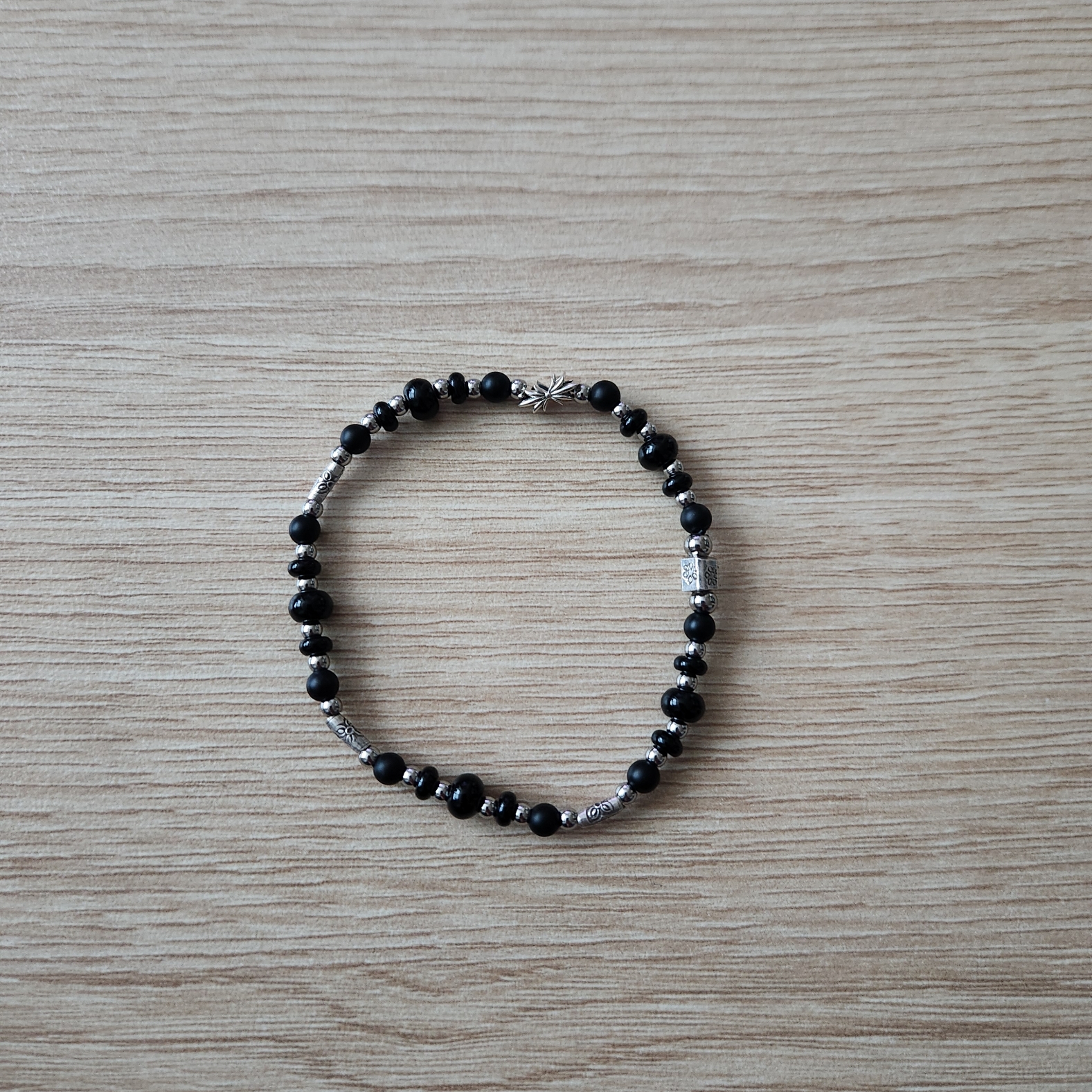 Scudo Garden Karen Beads Bracelet Black 착용 스타일