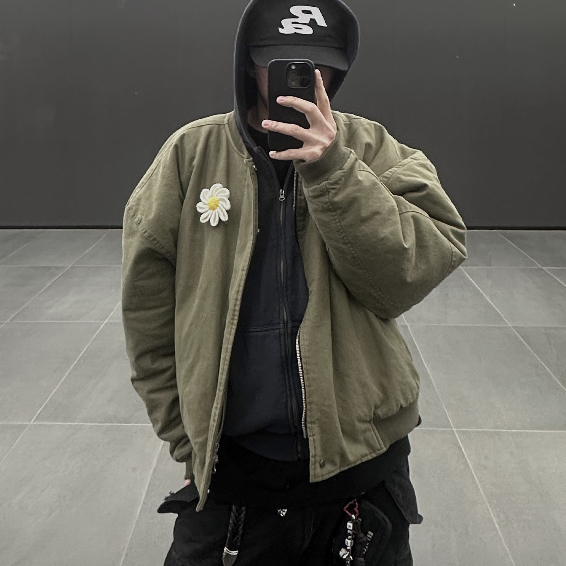 Yeezy YZY Zip-Up Hoodie Navy, Peaceminusone Daisy Corsage #1 White 착용 스타일 - 1