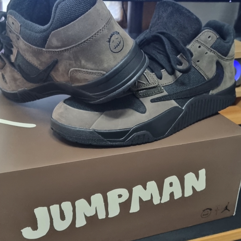 Jordan x Travis Scott Jumpman Jack TR Black and Dark Mocha 착용 스타일 - 3