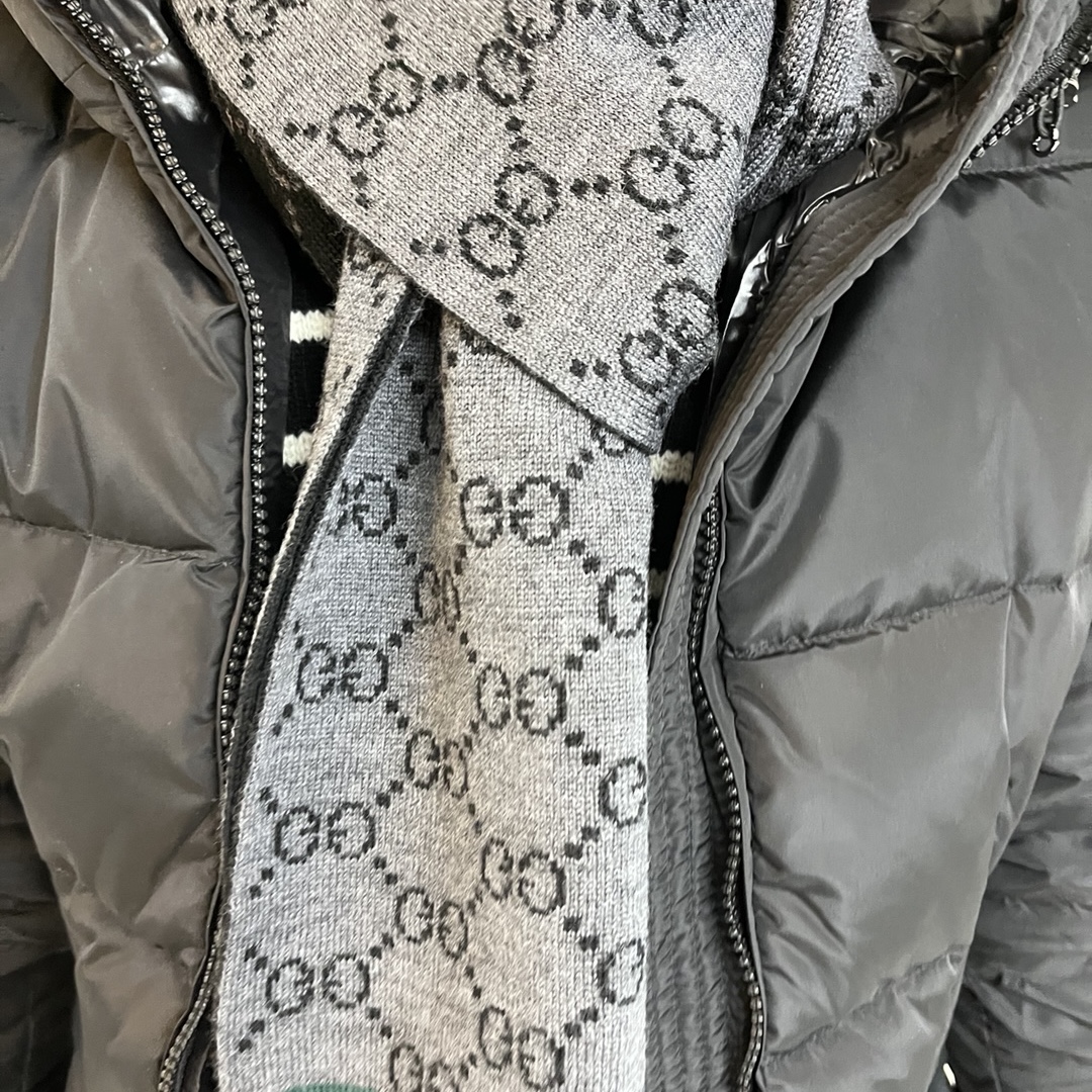 Gucci GG Two-Tone Wool Muffler Black 착용 스타일