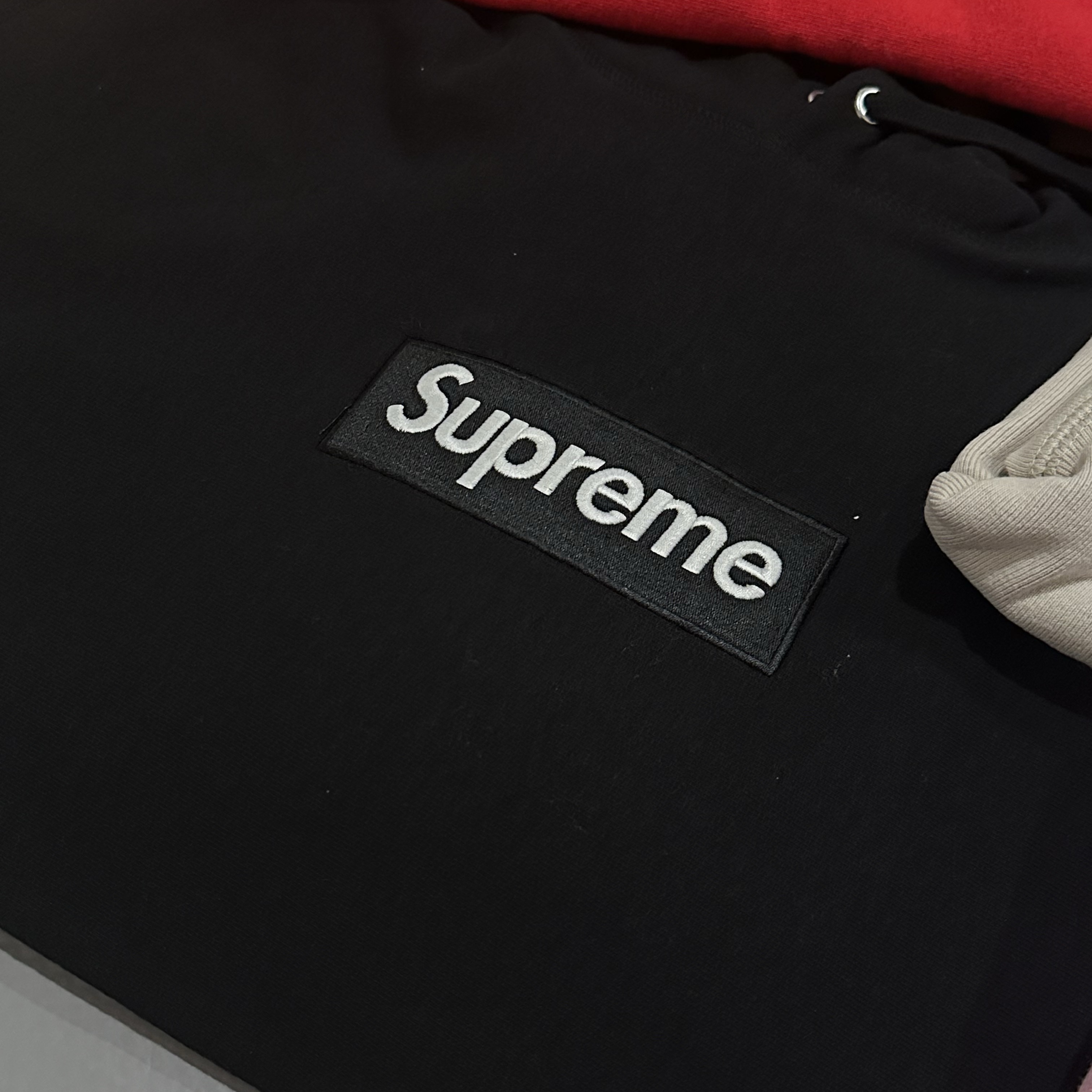Supreme Box Logo Hooded Sweatshirt Navy - 24FW, Supreme Box Logo Hooded Sweatshirt Black - 24FW 착용 스타일 - 4