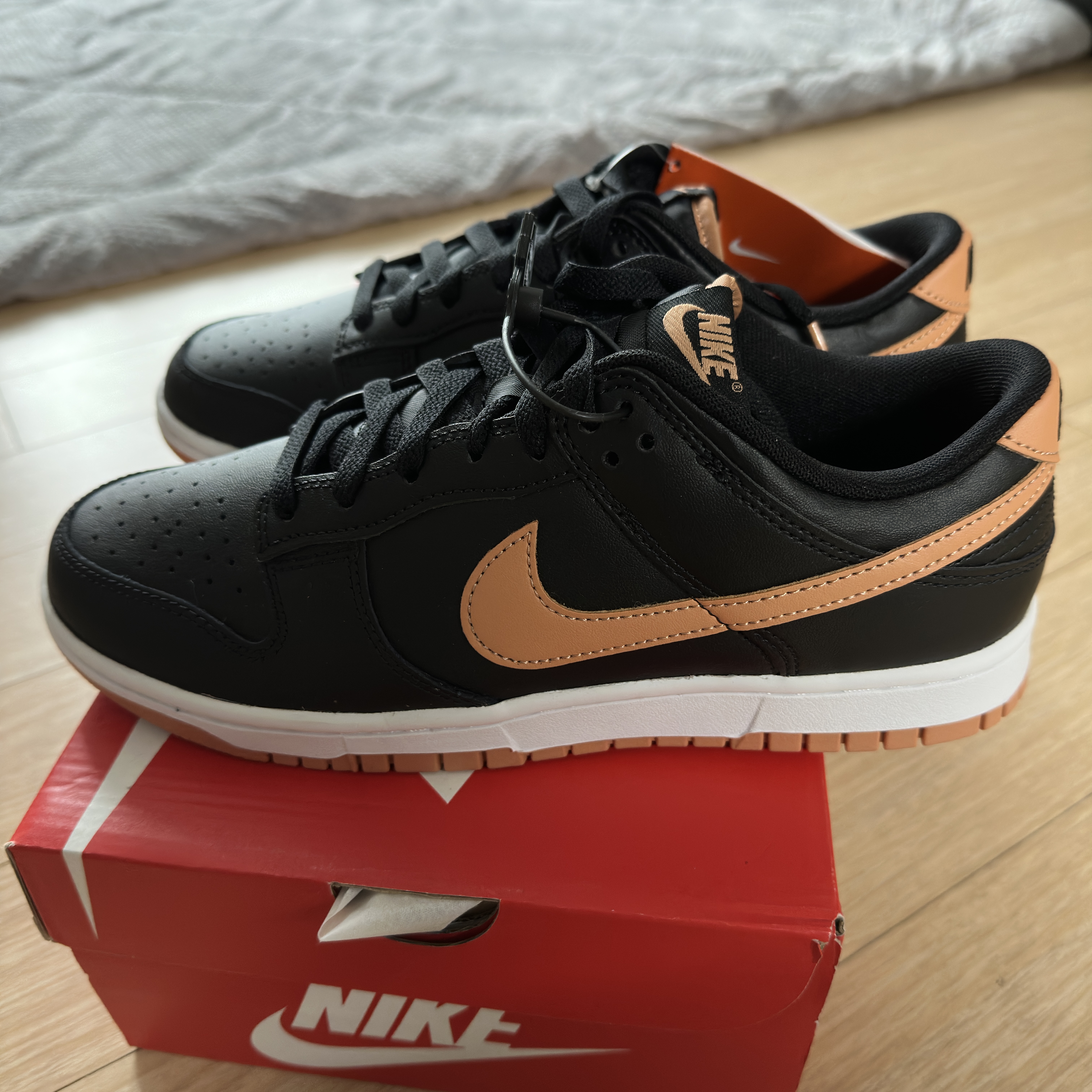 Nike Dunk Low Retro Black Amber Brown 착용 스타일 - 3