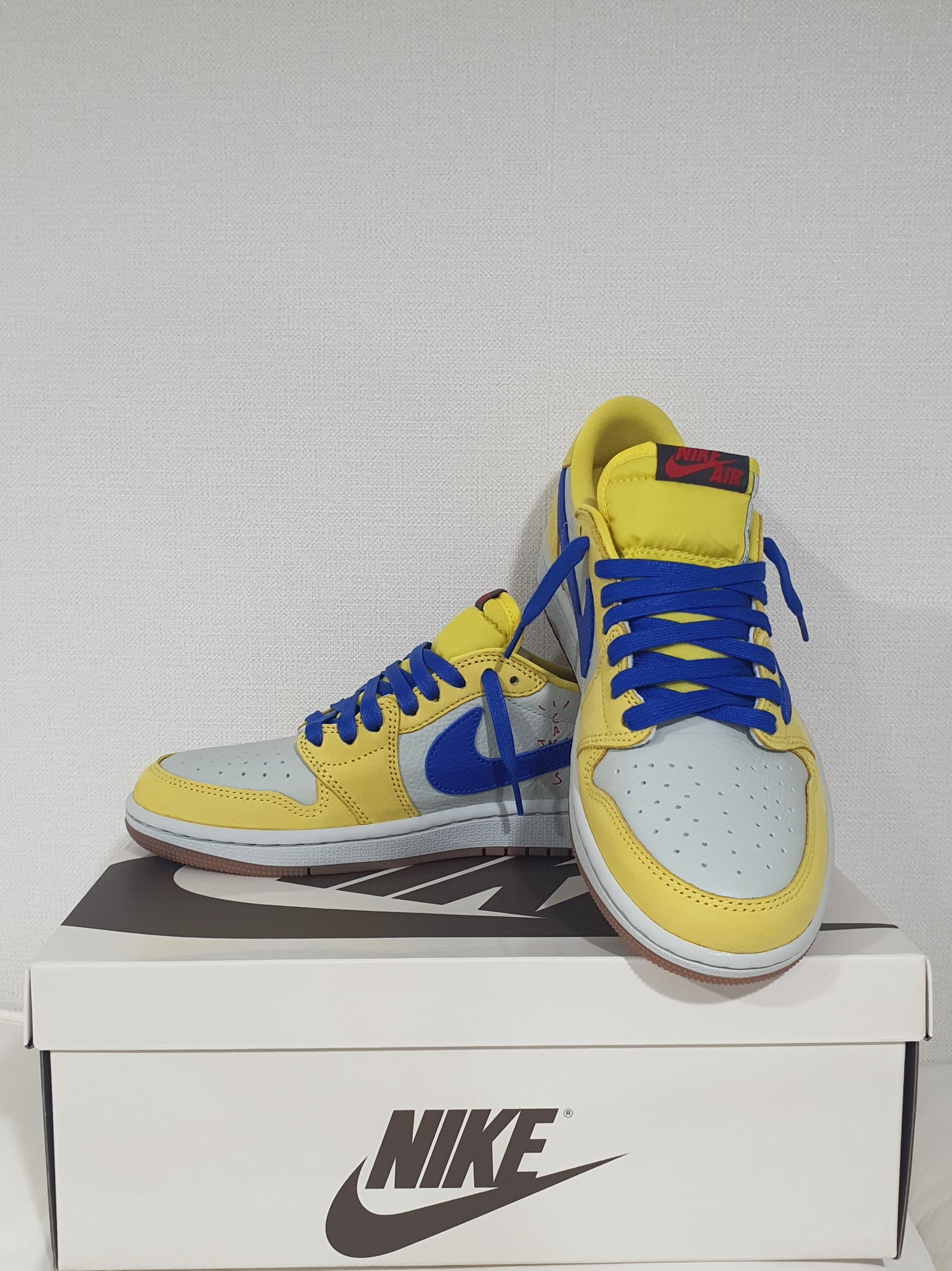 Nike x Stussy NRG RA T-Shirt Summit White (DM4942-121), (W) Jordan 1 x Travis Scott Retro Low OG SP Canary 착용 스타일 - 1