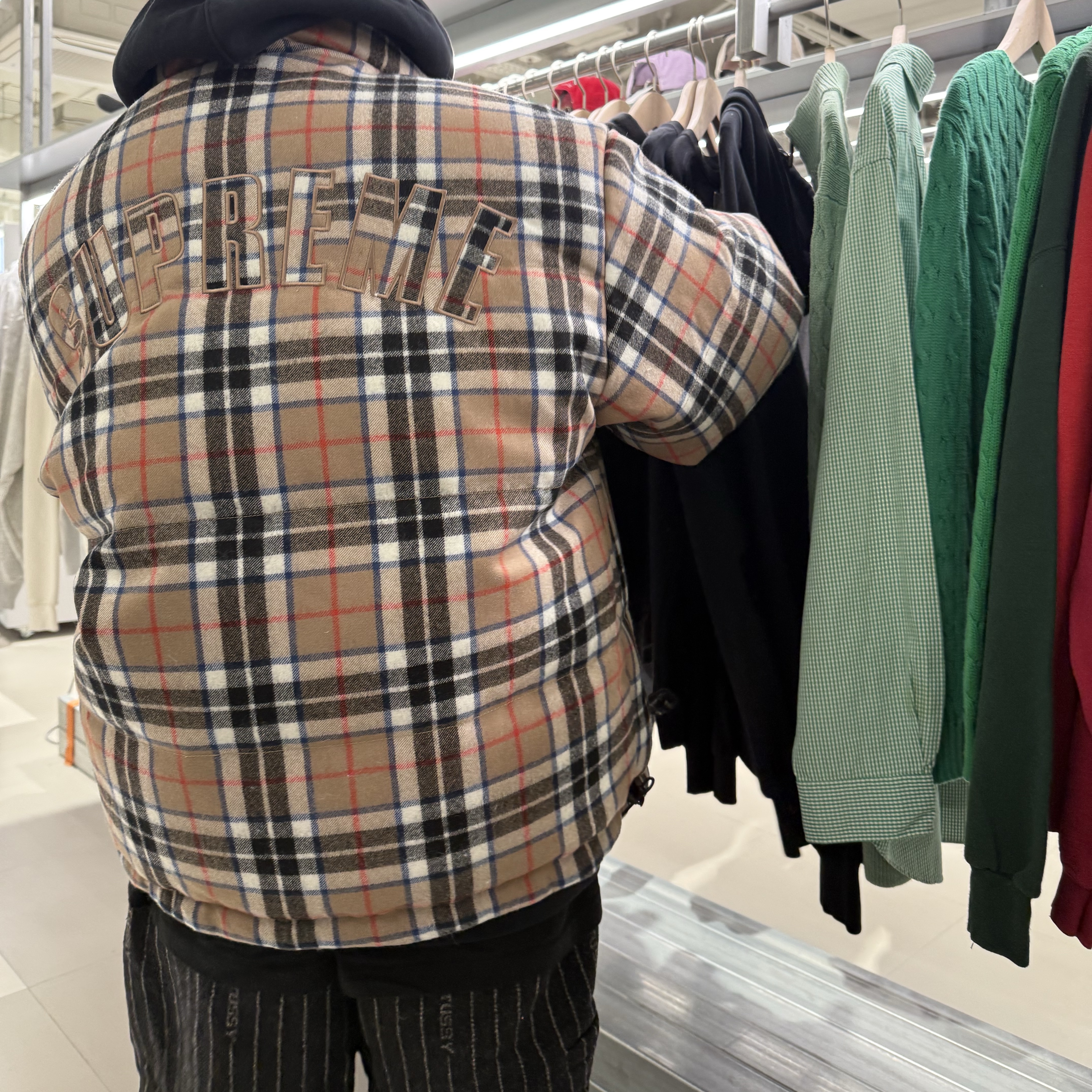 Supreme Reversible Puffer Jacket Black - 24FW 착용 스타일 - 2