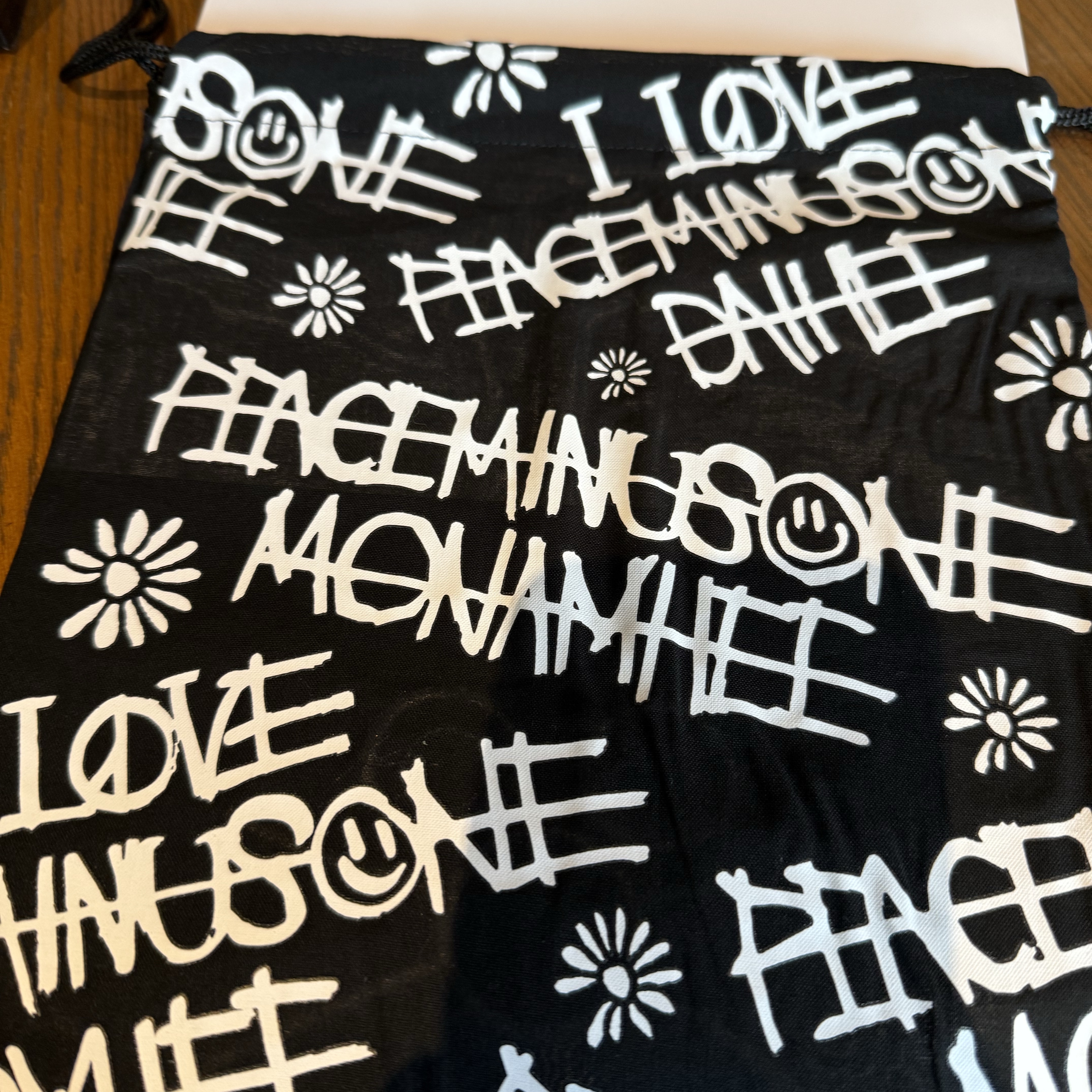 Monamhee x Peaceminusone Gift Drawstring Bag 착용 스타일 - 1
