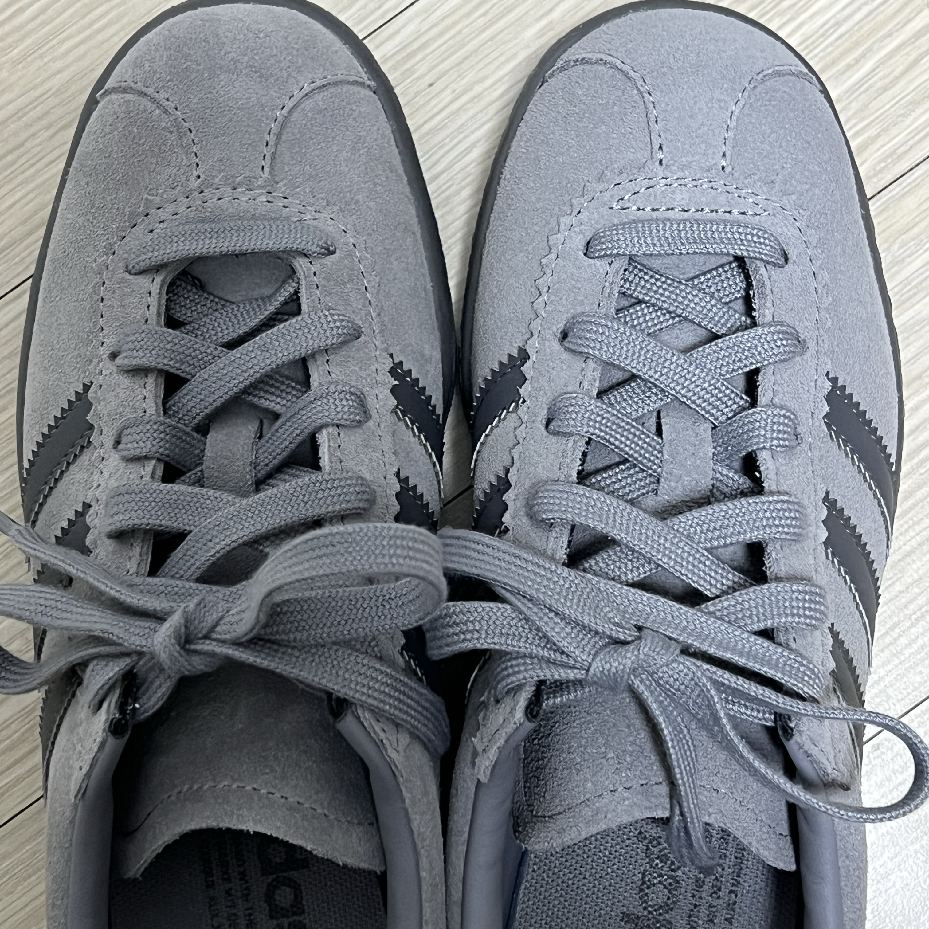 Adidas Stadt Grey Three Grey Five 착용 스타일 - 1