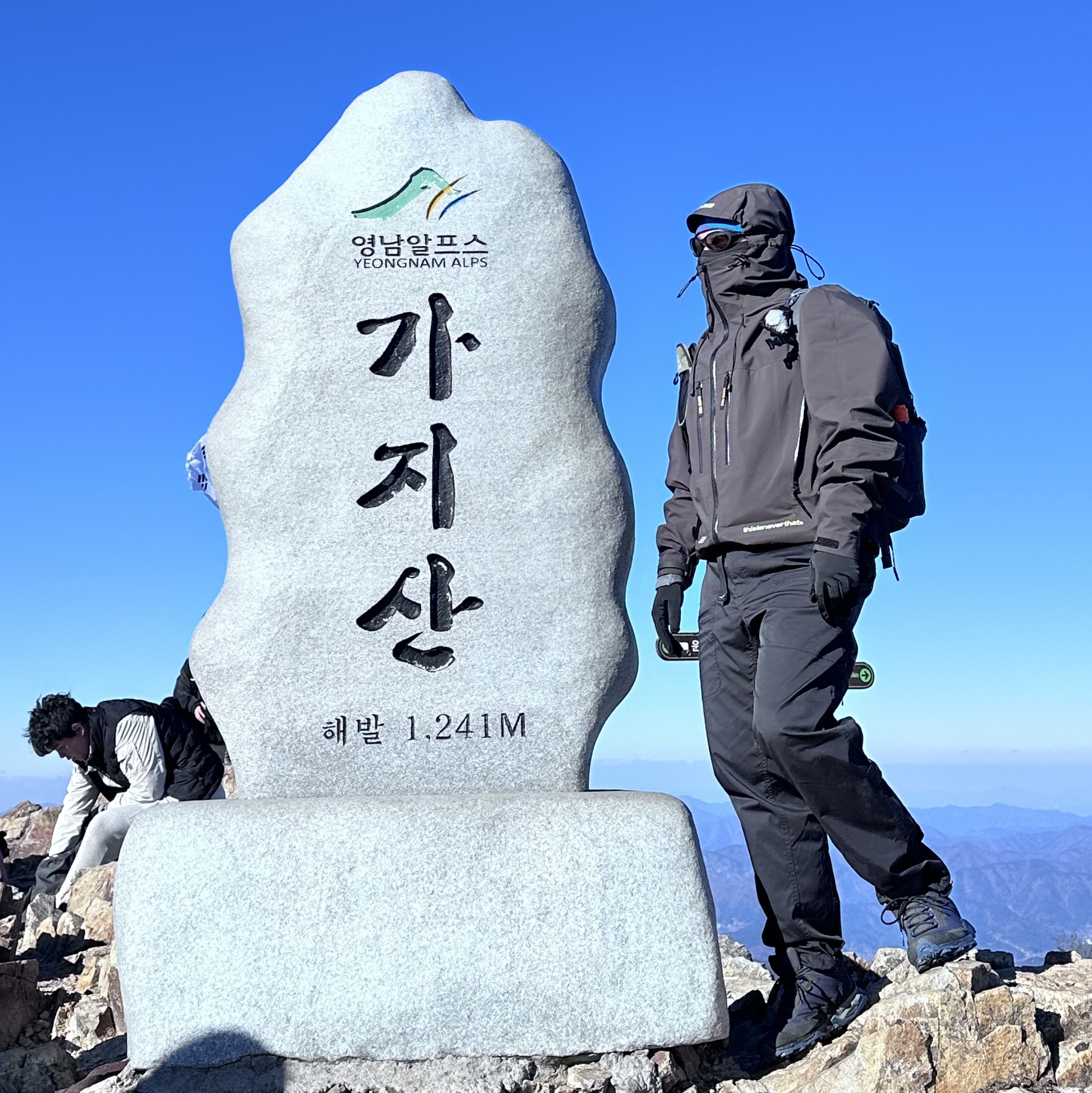 Thisisneverthat Gore-Tex 3L Jacket Black, Oakley Eye Jacket Redux Matte Black Frame Prizm Grey Lenses High Bridge Fit 착용 스타일