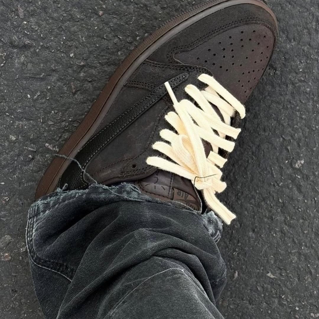 Jordan 1 x Travis Scott Retro Low OG SP Velvet Brown and Dark Mocha 착용 스타일 - 4