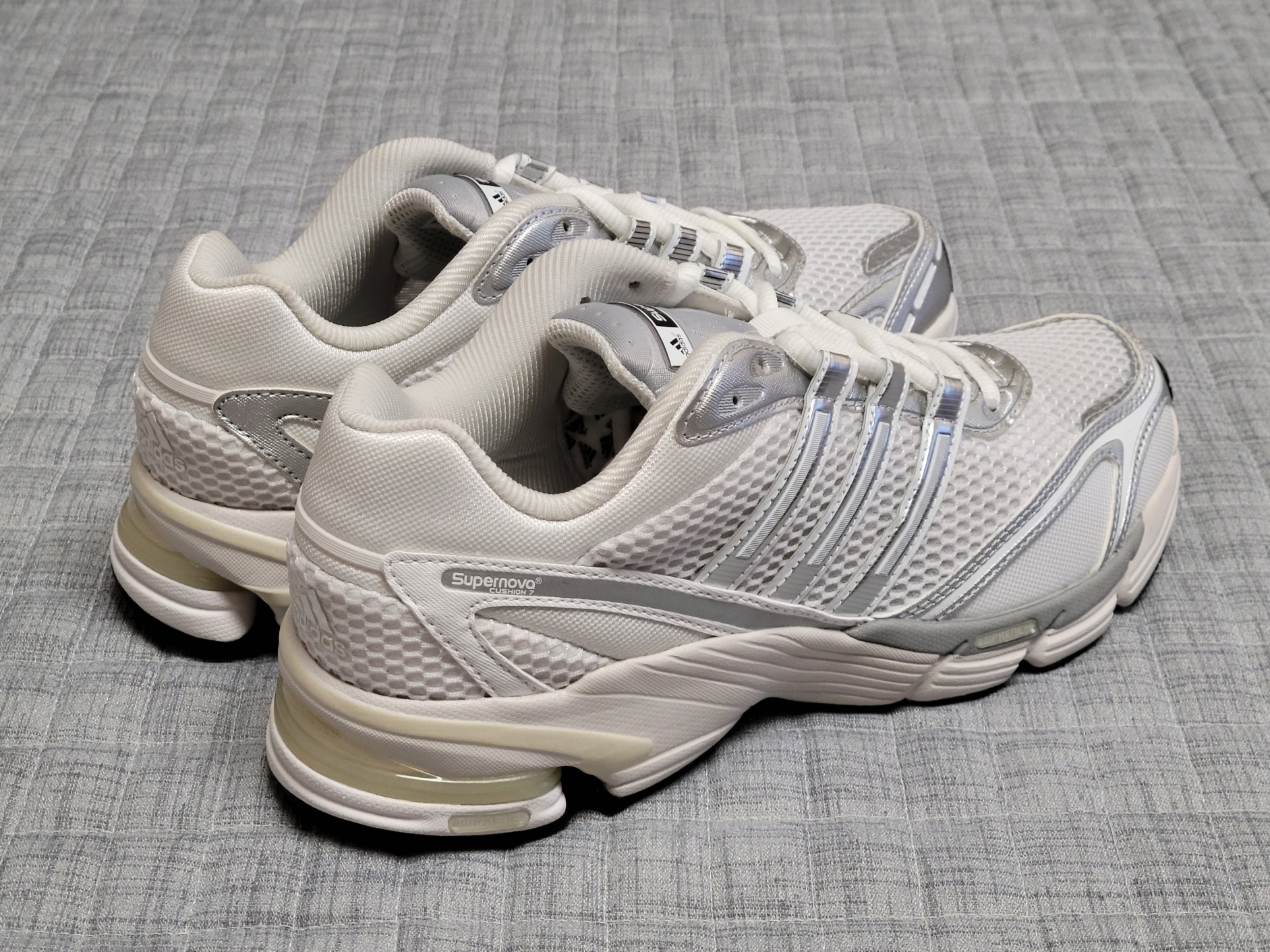 Adidas Supernova Cushion 7 Footwear White Silver Metallic 착용 스타일 - 3