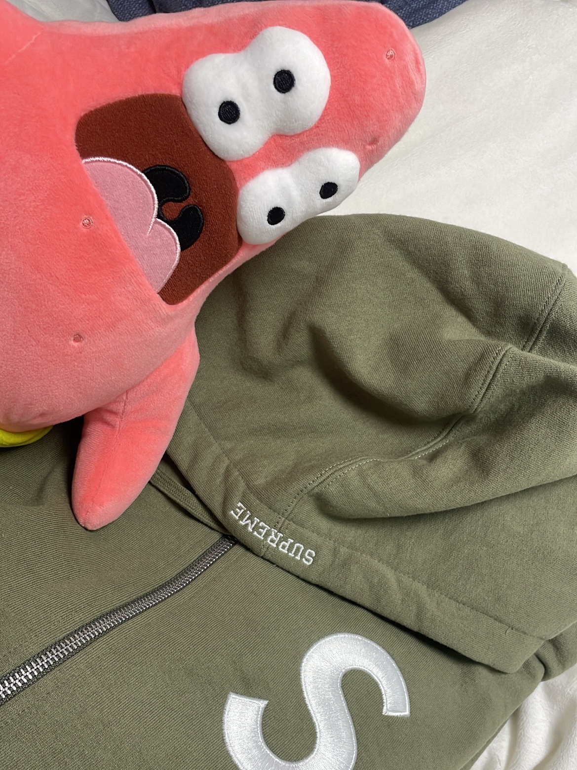 Supreme S Logo Zip Up Hooded Sweatshirt Light Olive - 24FW, Uniqlo UT x CPFM x SpongeBob Plush Toy Patrick Star 착용 스타일