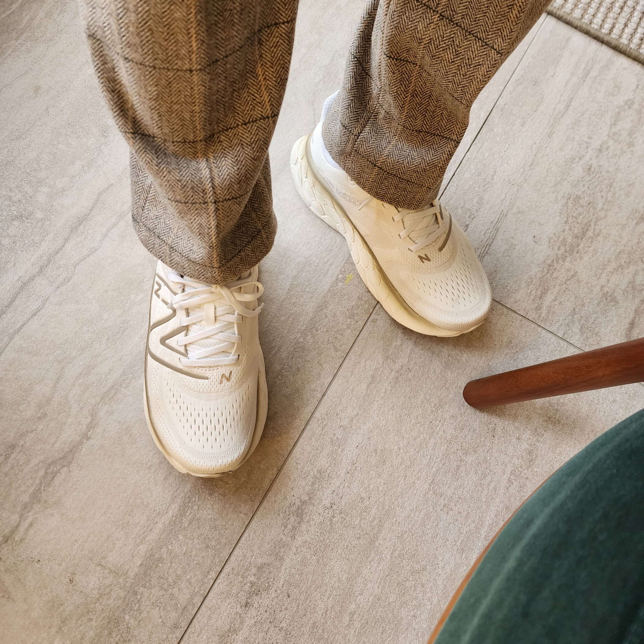 (W) New Balance Fresh Foam X More v4 White Gold Metallic - D Wide 착용 스타일