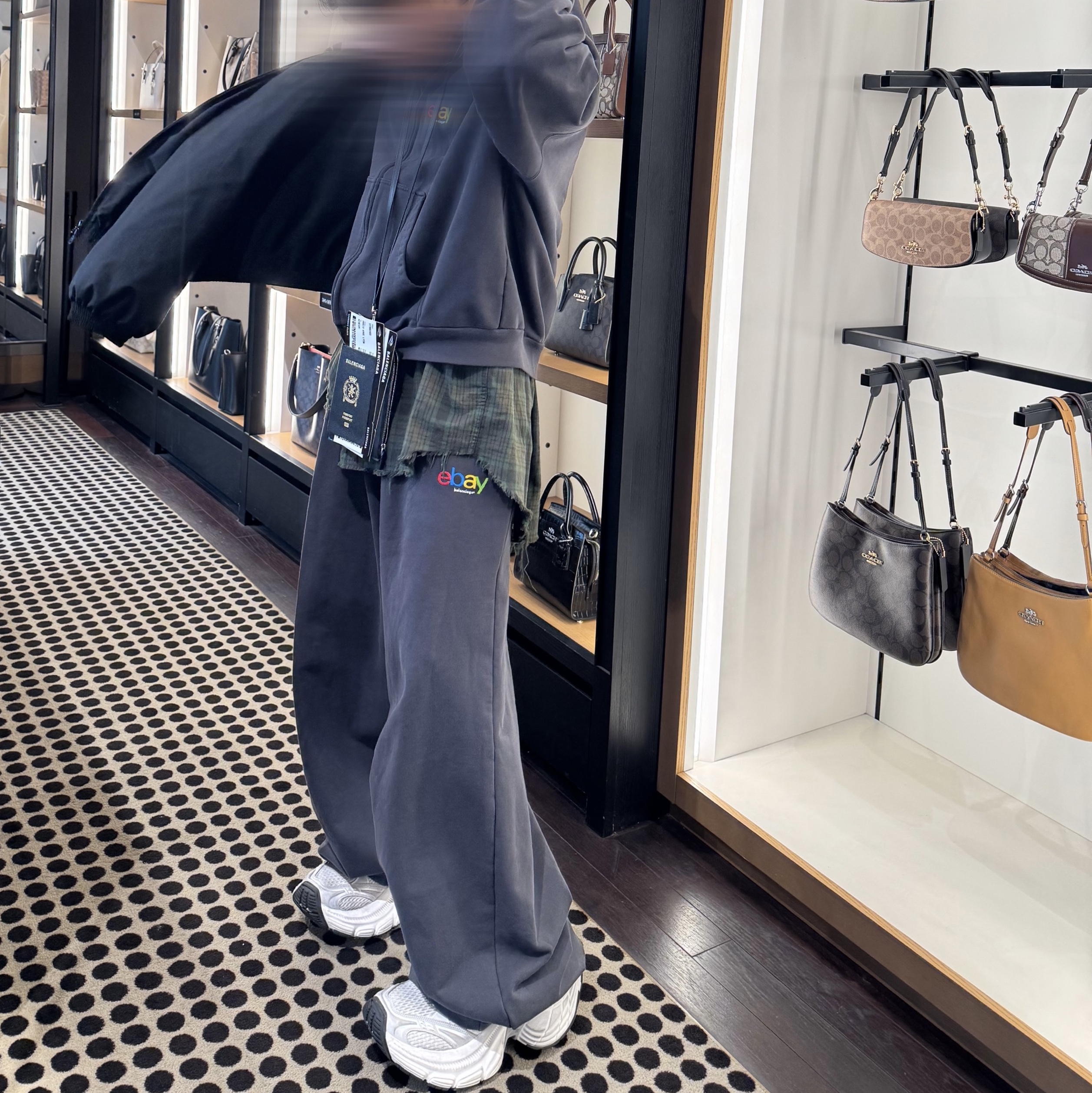 Balenciaga Ebay Zip-Up Hoodie Regular Fit Black, Balenciaga 10XL Sneakers White Grey Silver Black 착용 스타일