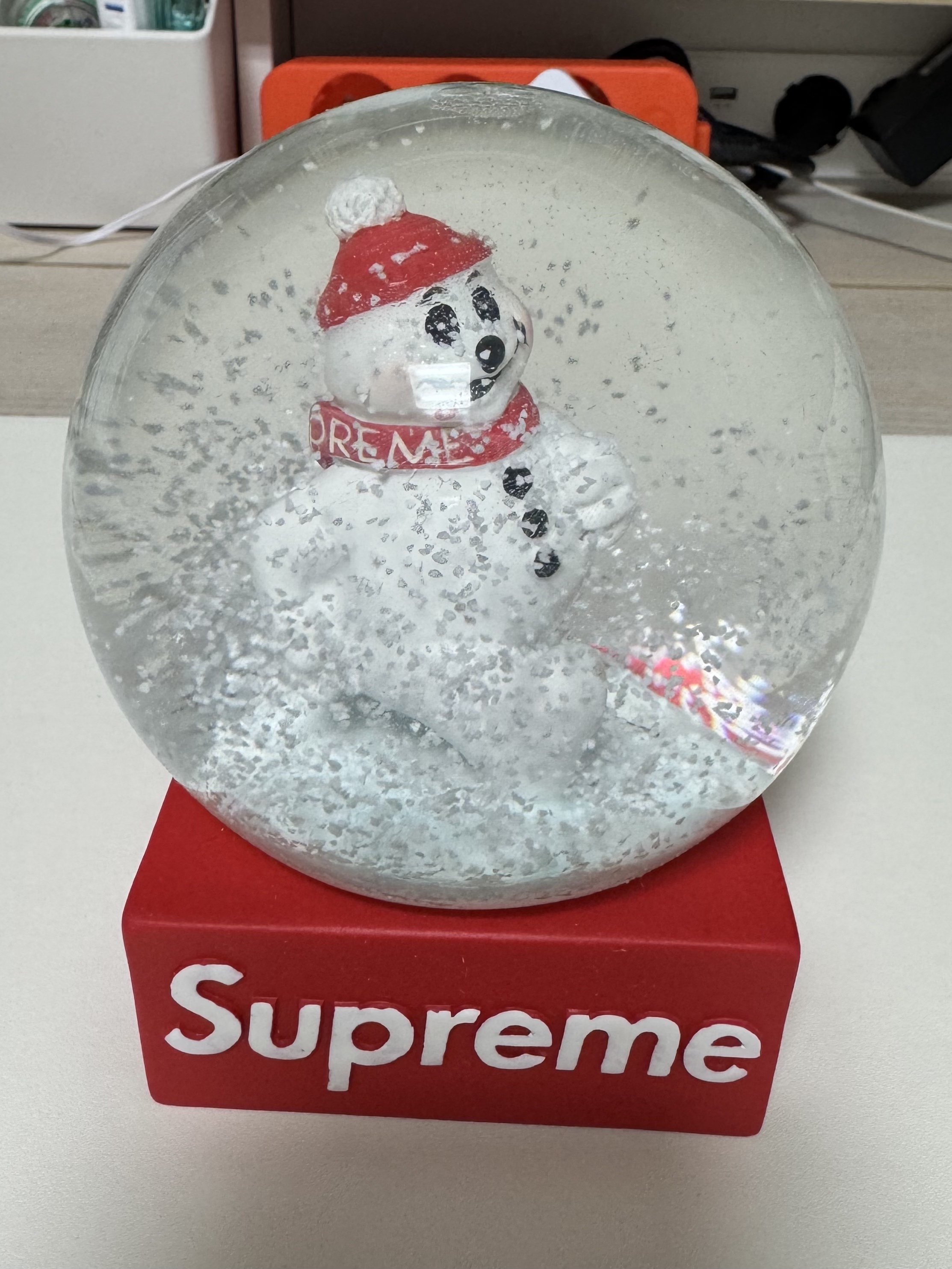 Supreme Snowman Snowglobe Red 착용 스타일