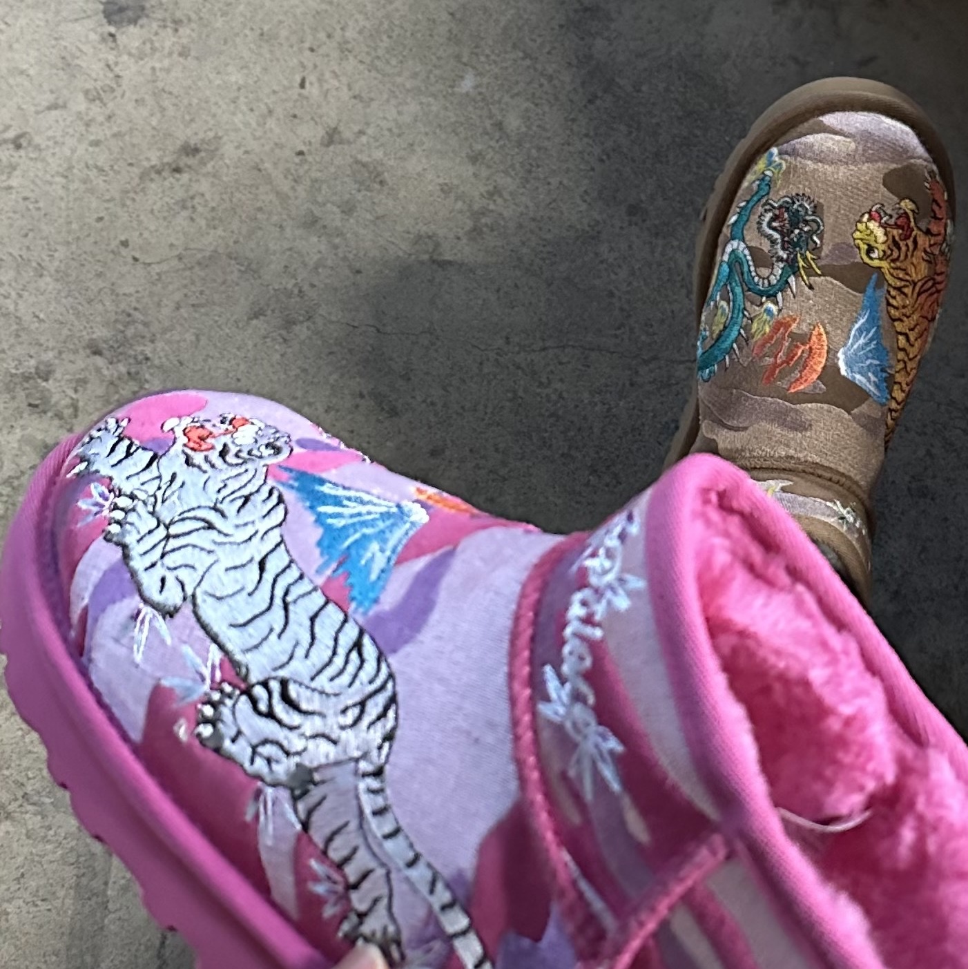 UGG x Palace Ultra Mini Boot Pink Camo 착용 스타일