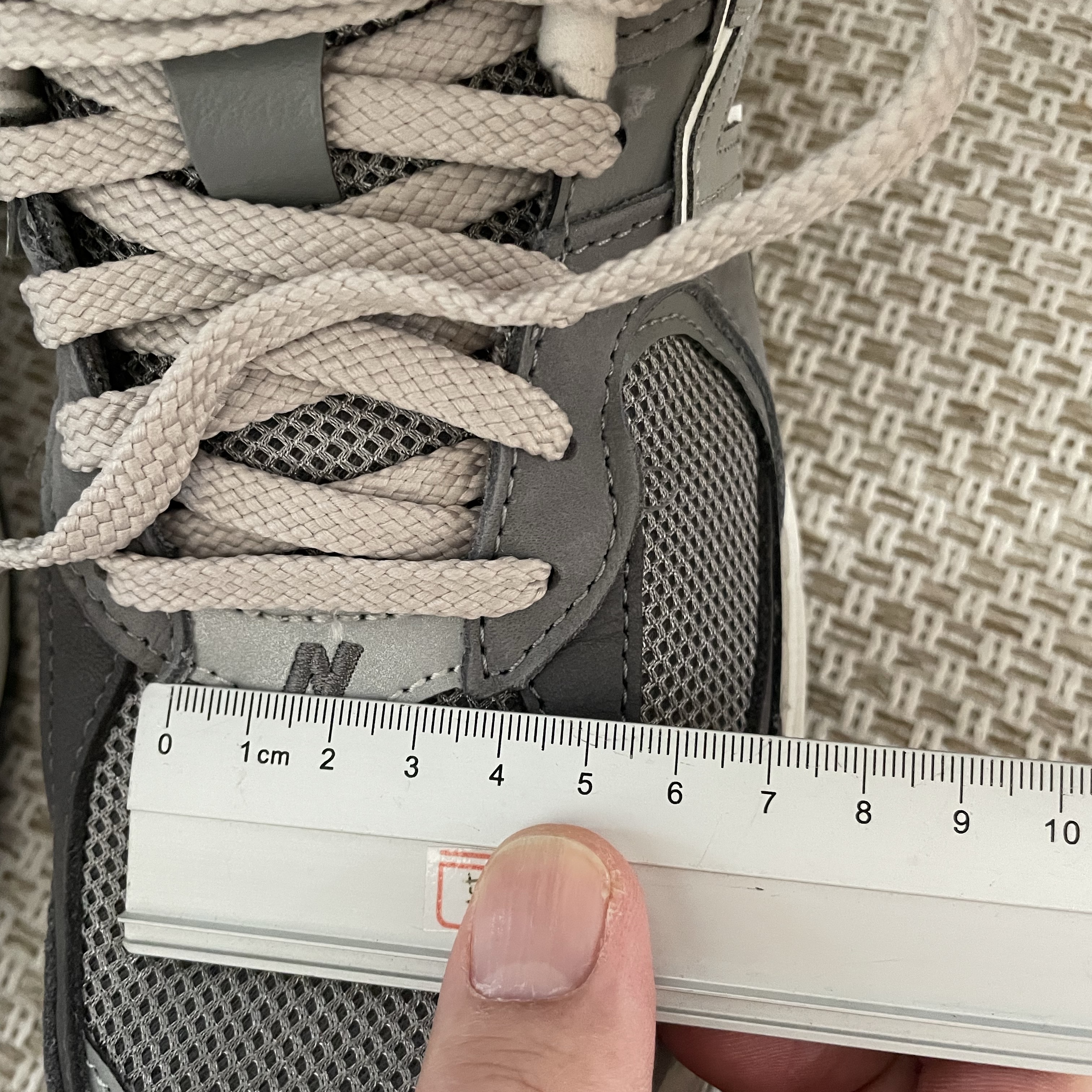 New Balance 2002R Premium Vintage Grey 착용 스타일 - 2