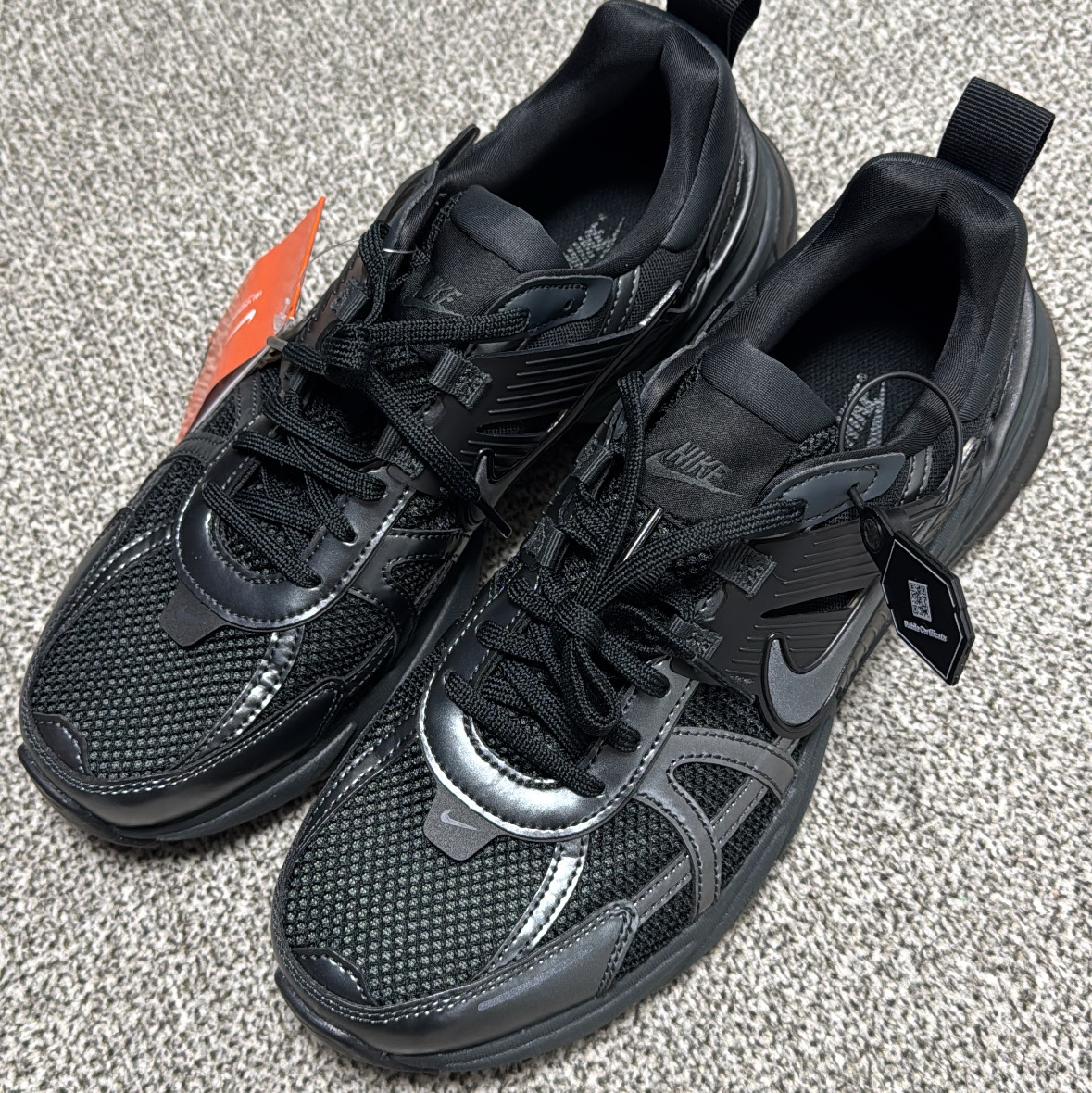 Nike V2K Run Black Anthracite 착용 스타일