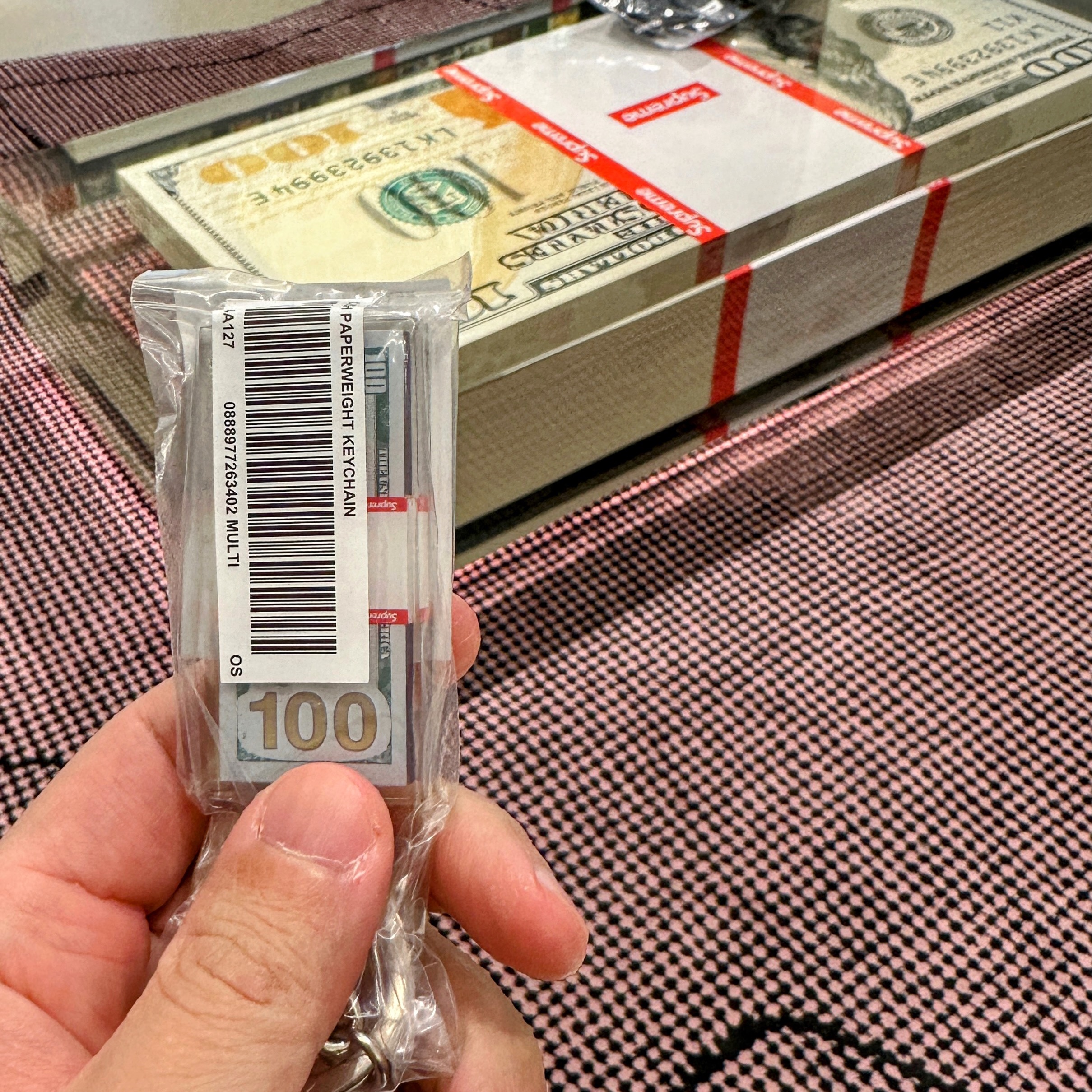 Supreme Cash Paperweight Keychain Multicolor - 24FW 착용 스타일