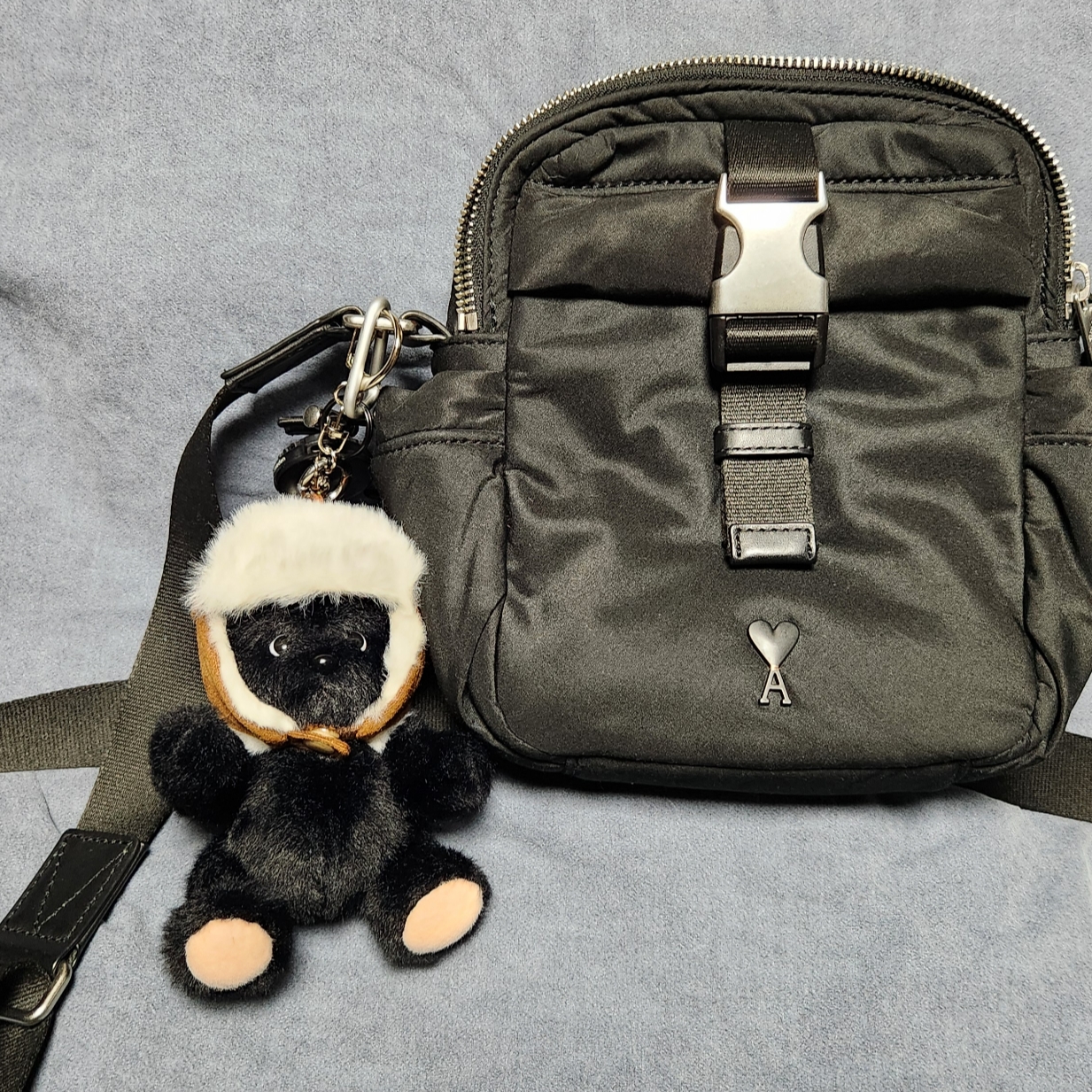 AMI de Coeur Poket Nylon Crossbody Bag Black 착용 스타일