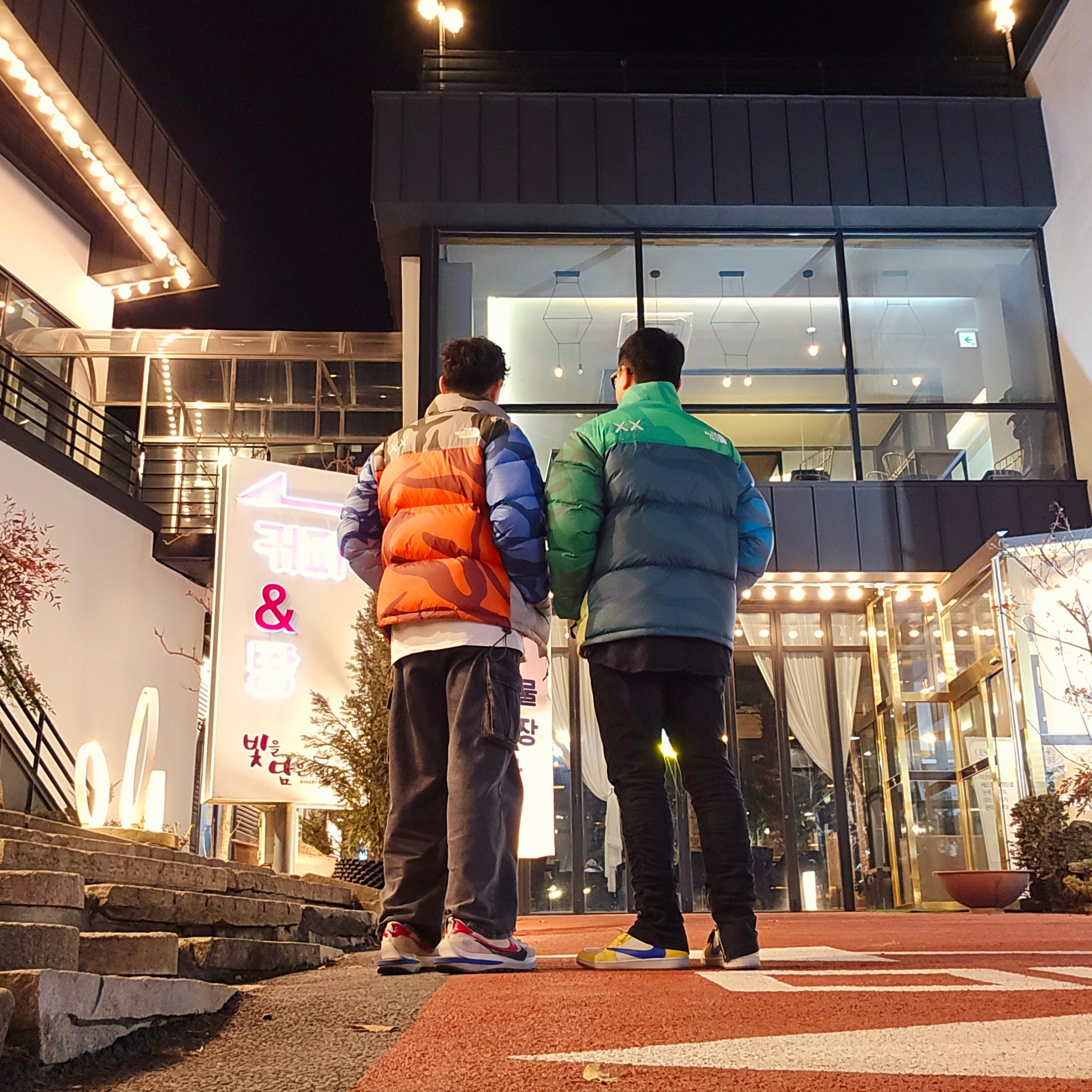 The North Face x Kaws 1996 Nuptse Jacket Moonlight Ivory, The North Face x Kaws 1996 Nuptse Jacket Safety Green 착용 스타일 - 2