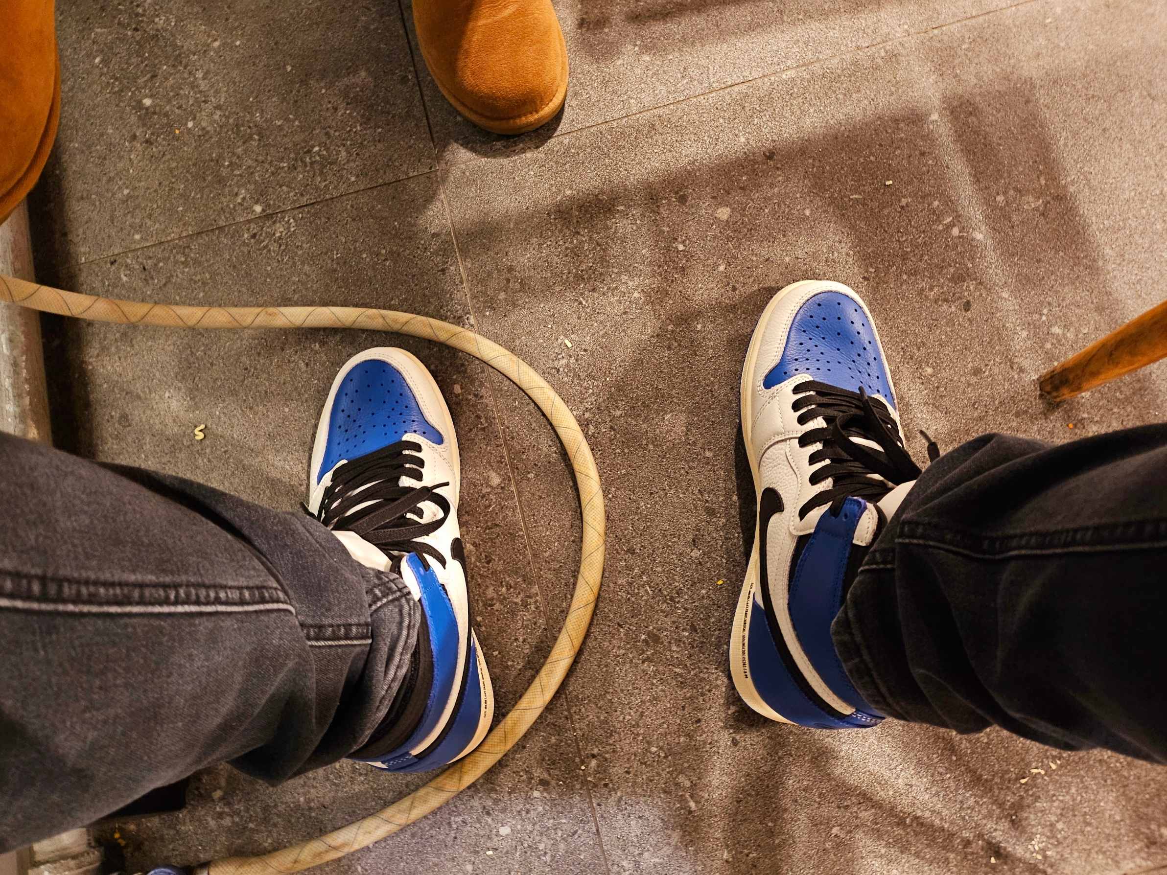 Jordan 1 x Travis Scott x Fragment Retro High OG SP Military Blue, (W) UGG Mini Bailey Button II Boots Chestnut 착용 스타일 - 6
