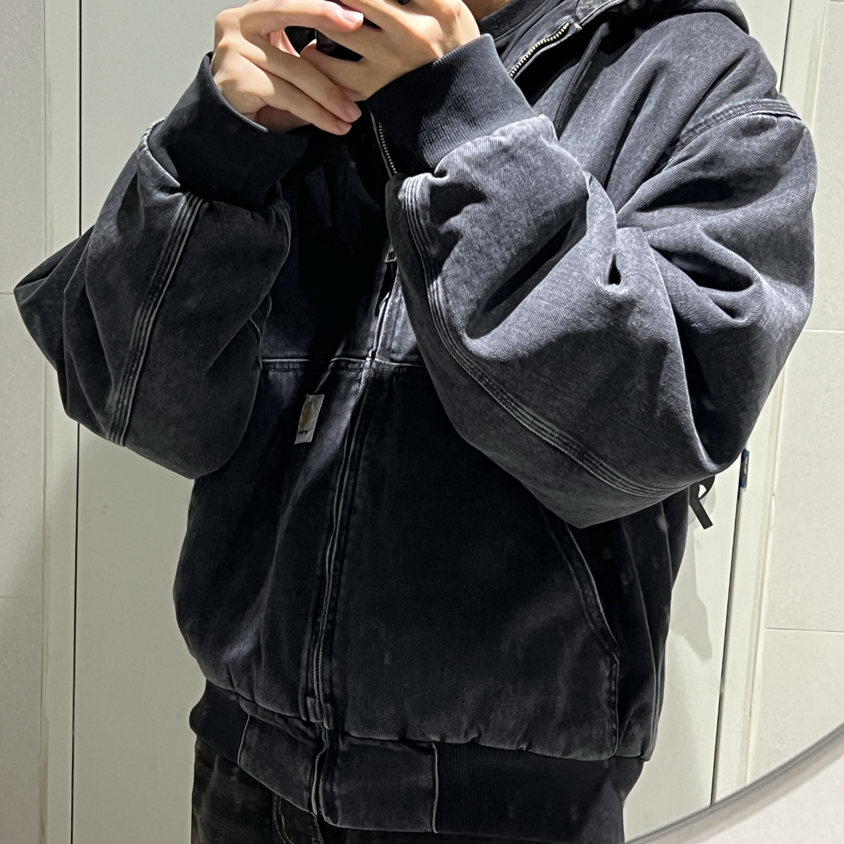 Carhartt WIP Maitland Denim OG Active Jacket Black Stone Washed 착용 스타일 - 3