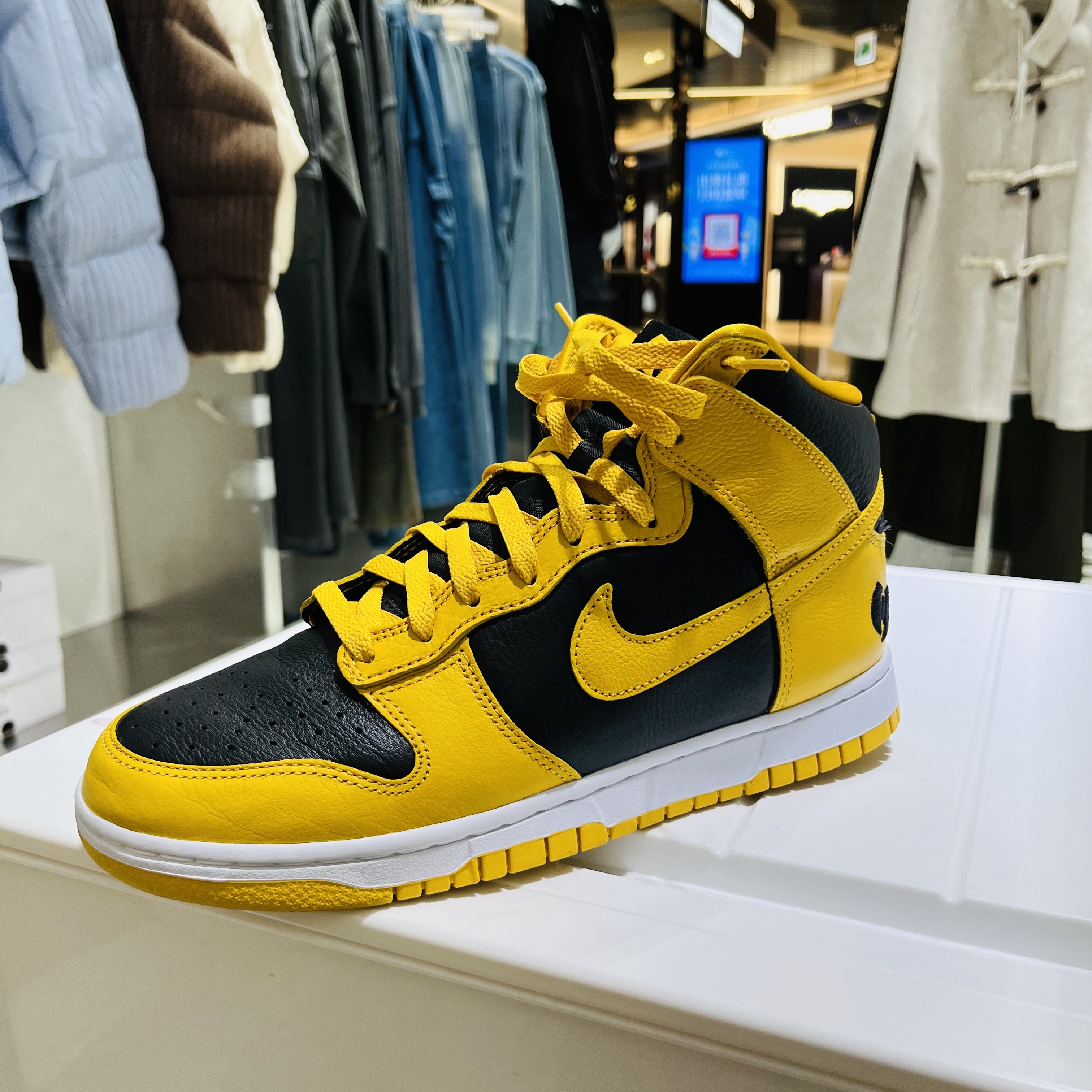 Nike Wu-Tang Clan Dunk High Black and Pollen 착용 스타일 - 3