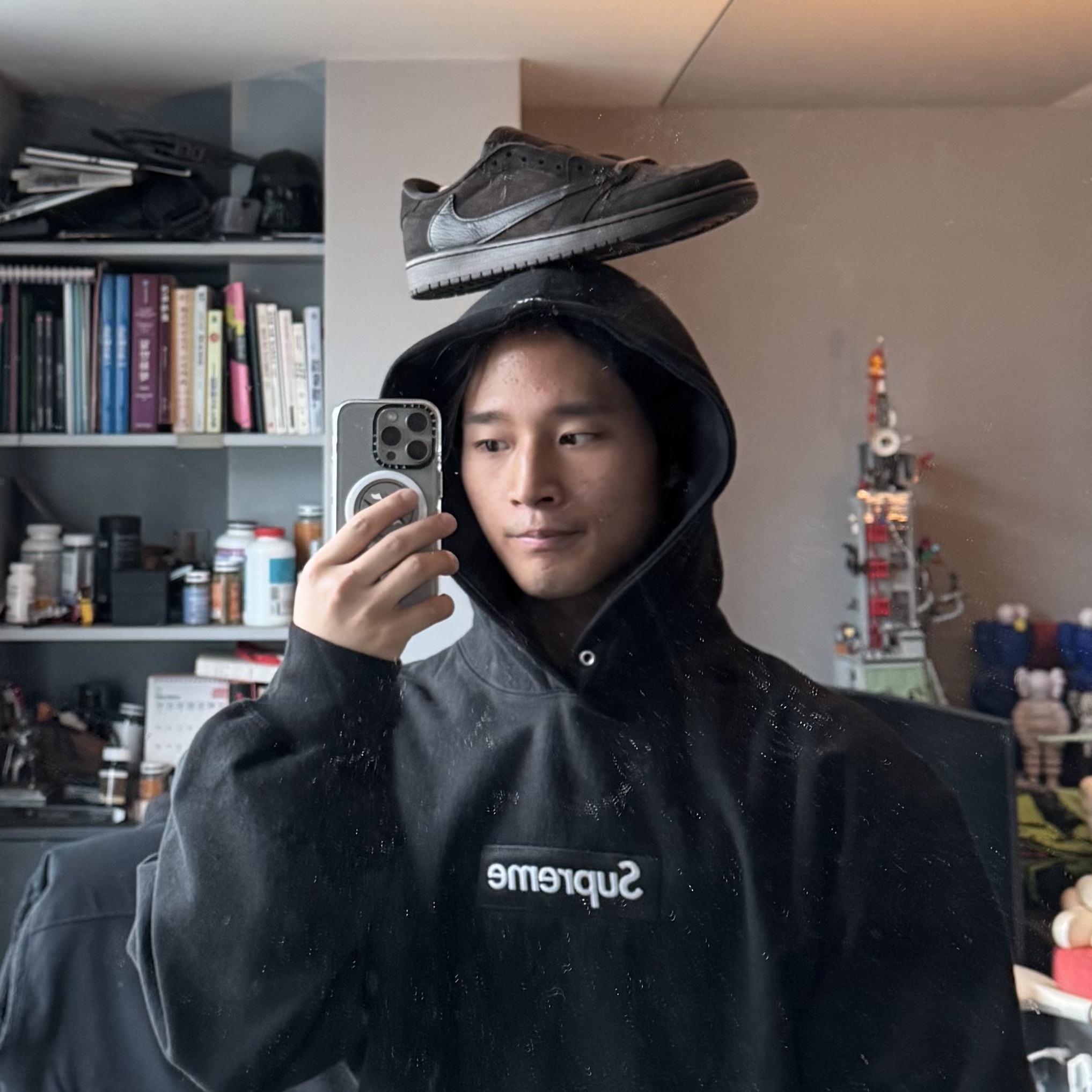 Jordan 1 x Travis Scott Retro Low OG SP Velvet Brown and Dark Mocha, Supreme Box Logo Hooded Sweatshirt Black - 24FW 착용 스타일