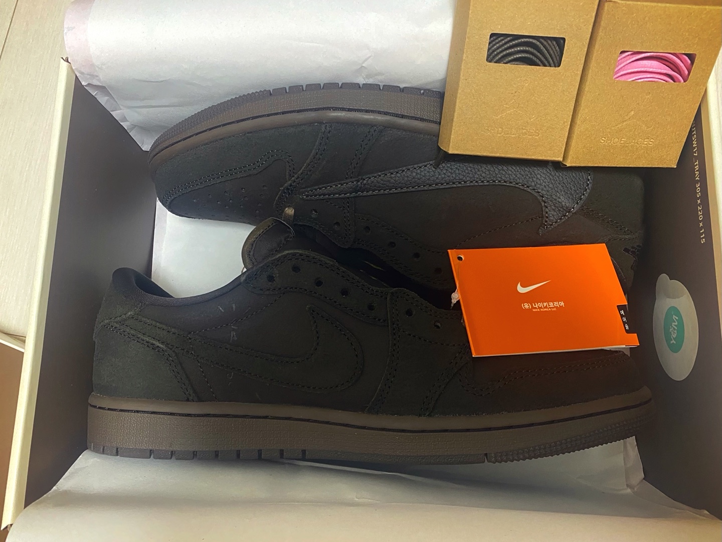 Jordan 1 x Travis Scott Retro Low OG SP Velvet Brown and Dark Mocha 착용 스타일