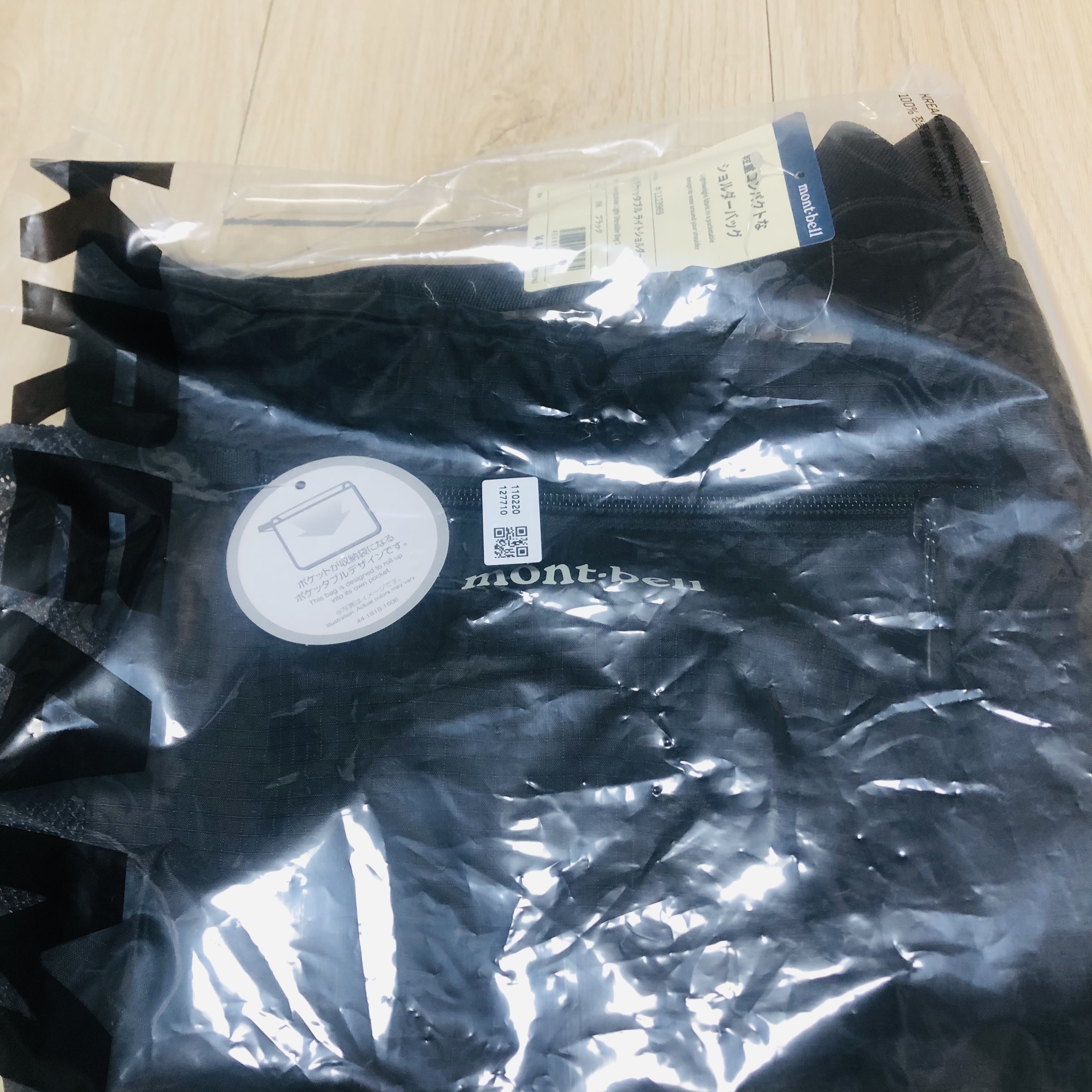 Montbell Pocketable Light Shoulder Bag Small Black 착용 스타일
