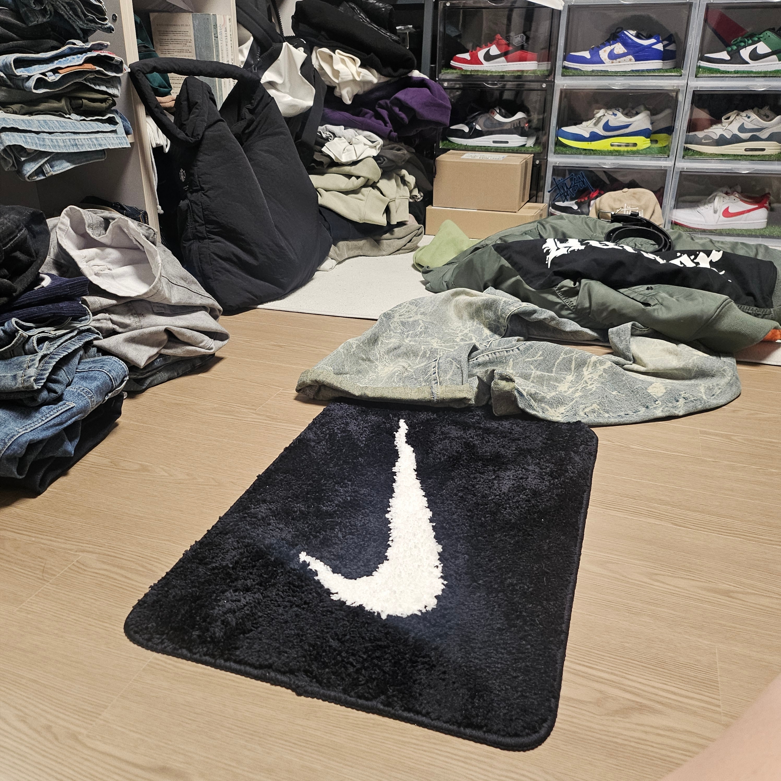 Nike Swoosh Rug Black White, Jordan x Travis Scott Jumpman Jack TR Black and Dark Mocha 착용 스타일 - 1