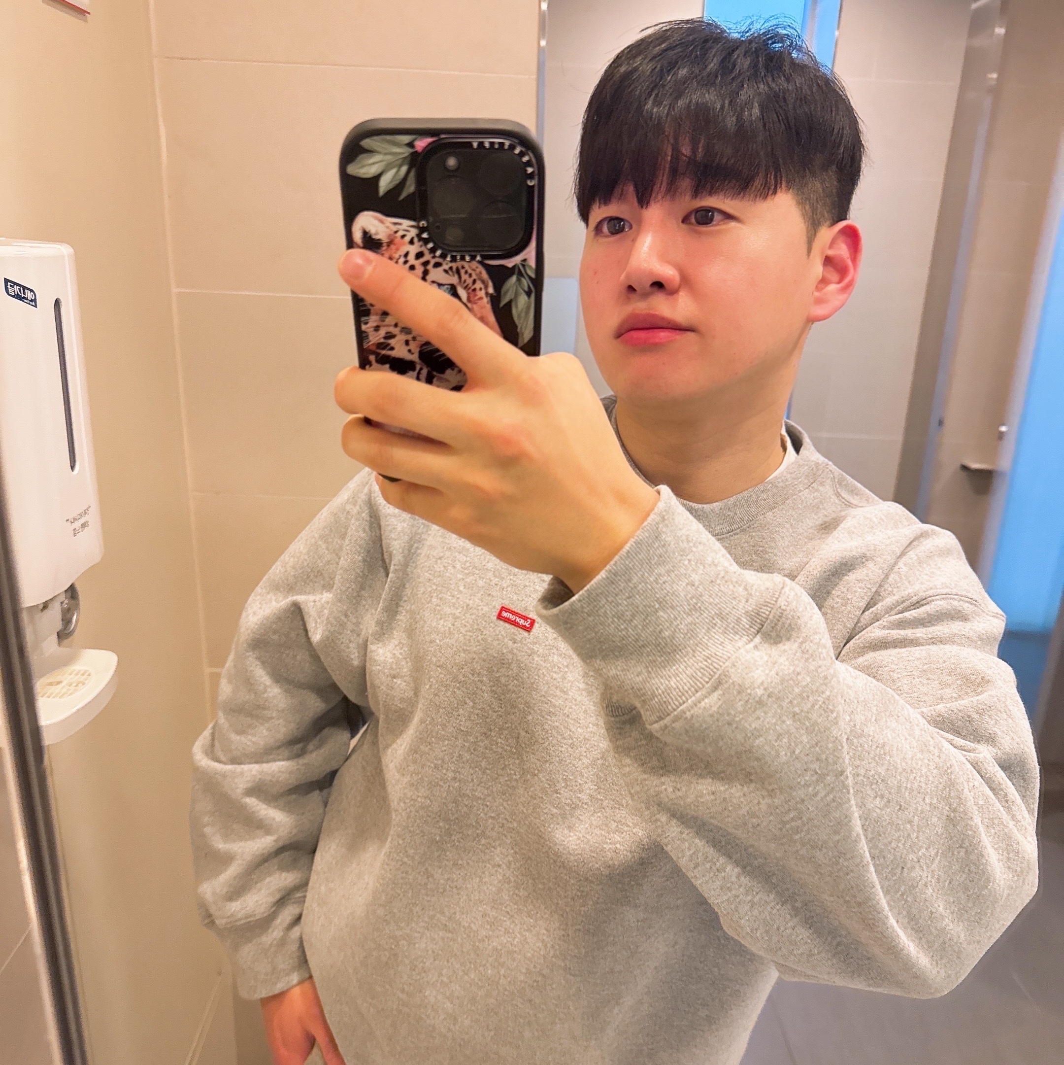 Supreme Small Box Crewneck Heather Grey - 24FW 착용 스타일