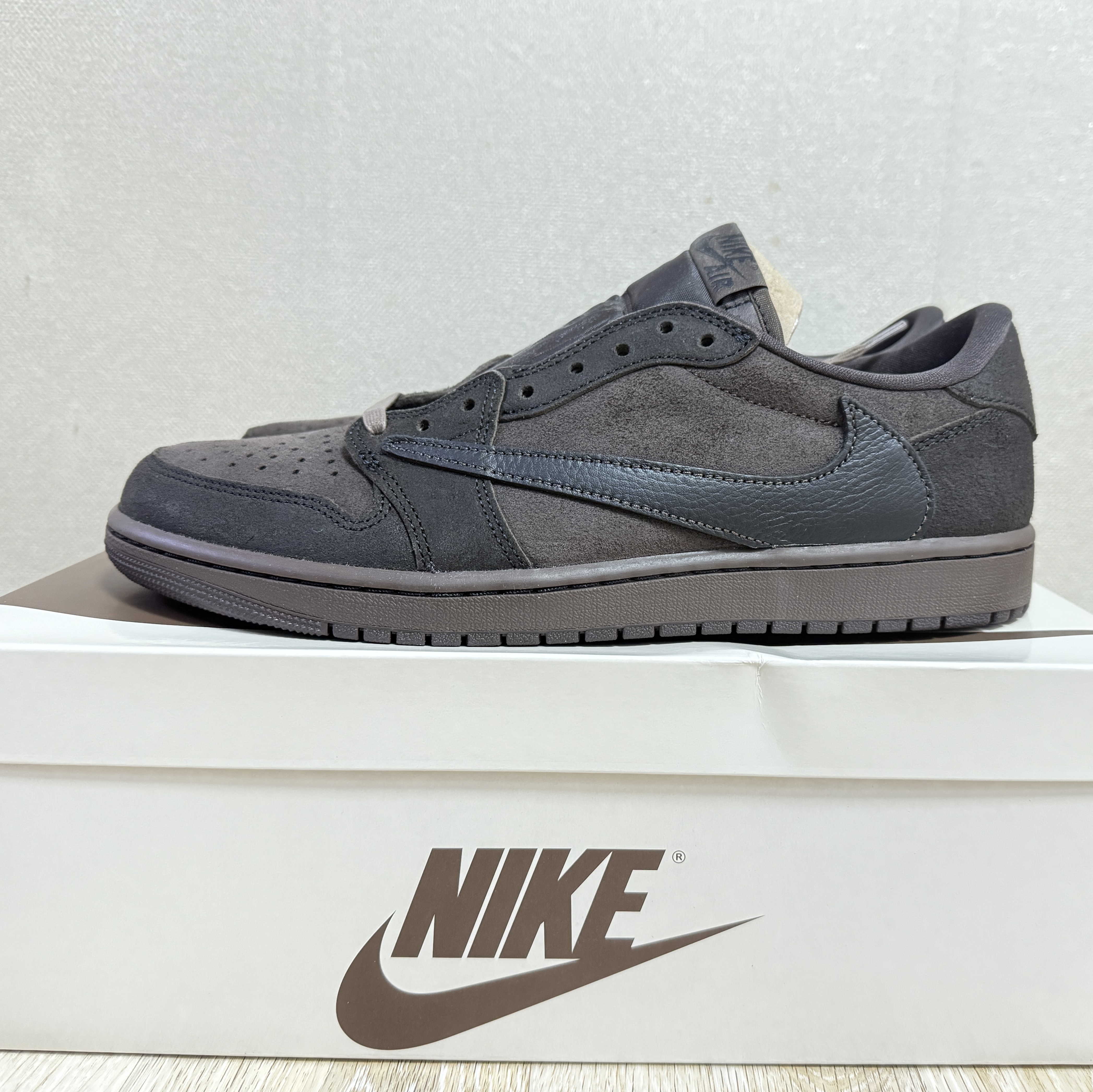 Jordan 1 x Travis Scott Retro Low OG SP Velvet Brown and Dark Mocha 착용 스타일 - 2