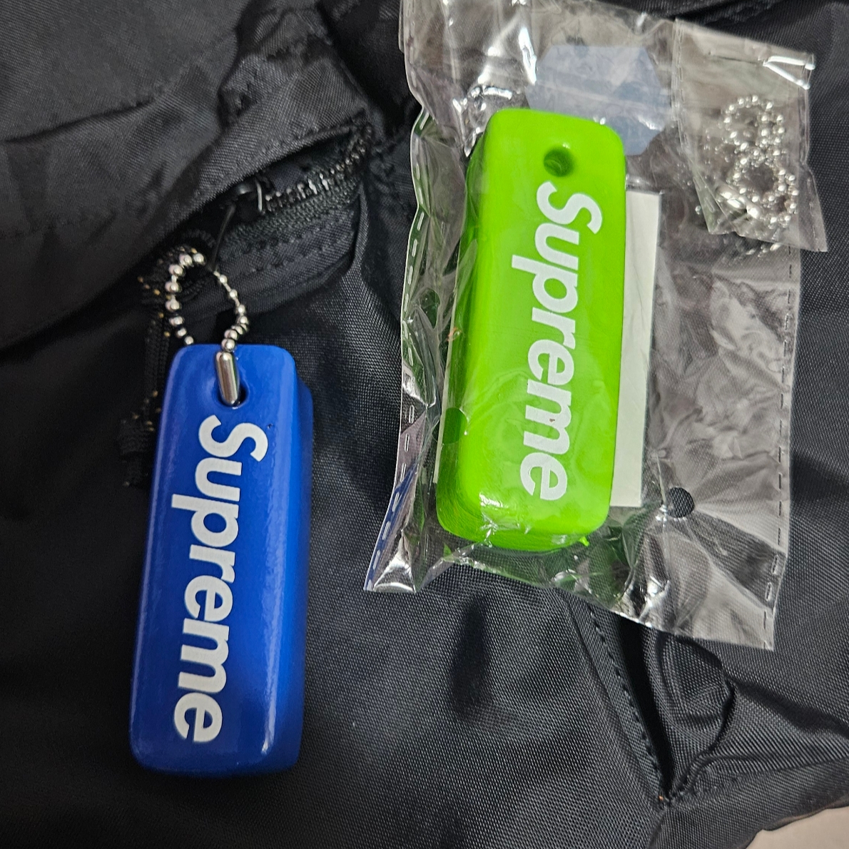 Supreme Floating Keychain Green - 23FW 착용 스타일