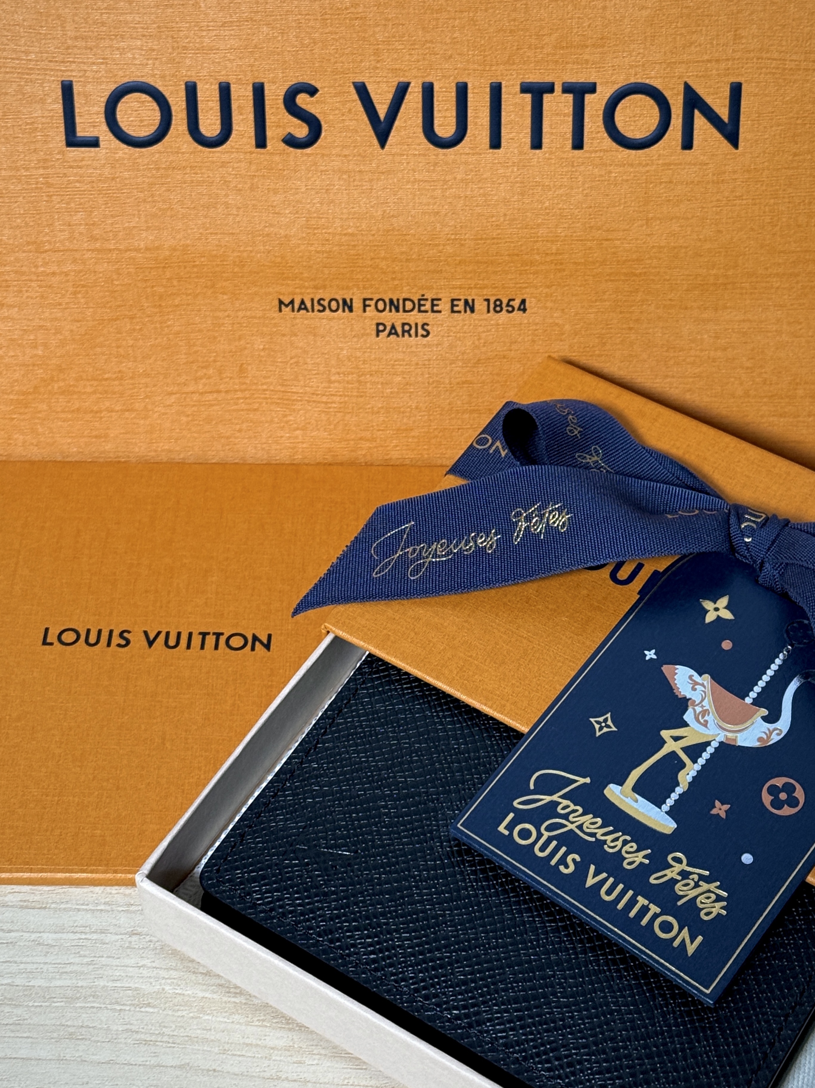 Louis Vuitton Pocket Organizer Taiga Black 착용 스타일