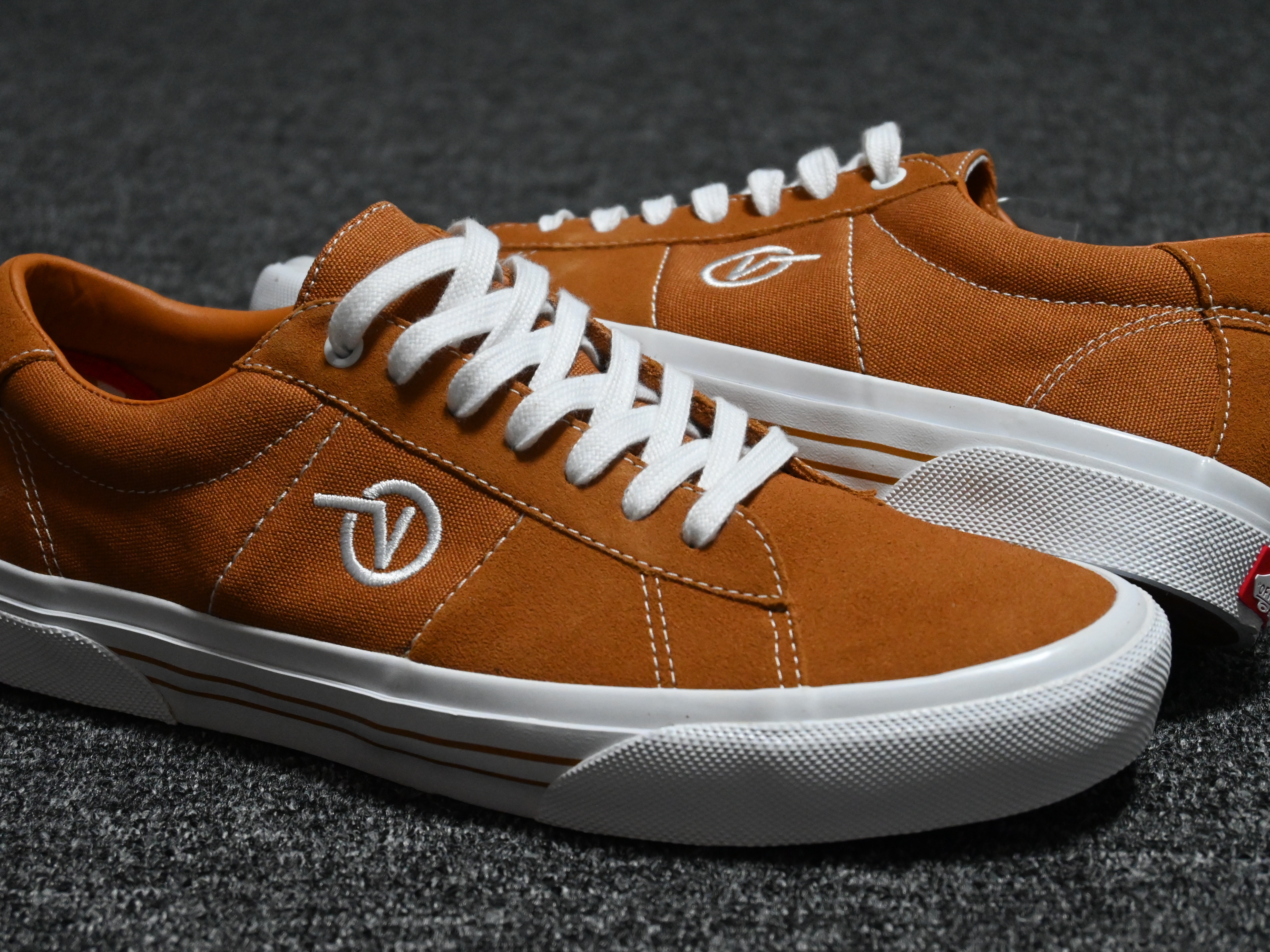 Vans Skate Sid Pumpkin White 착용 스타일