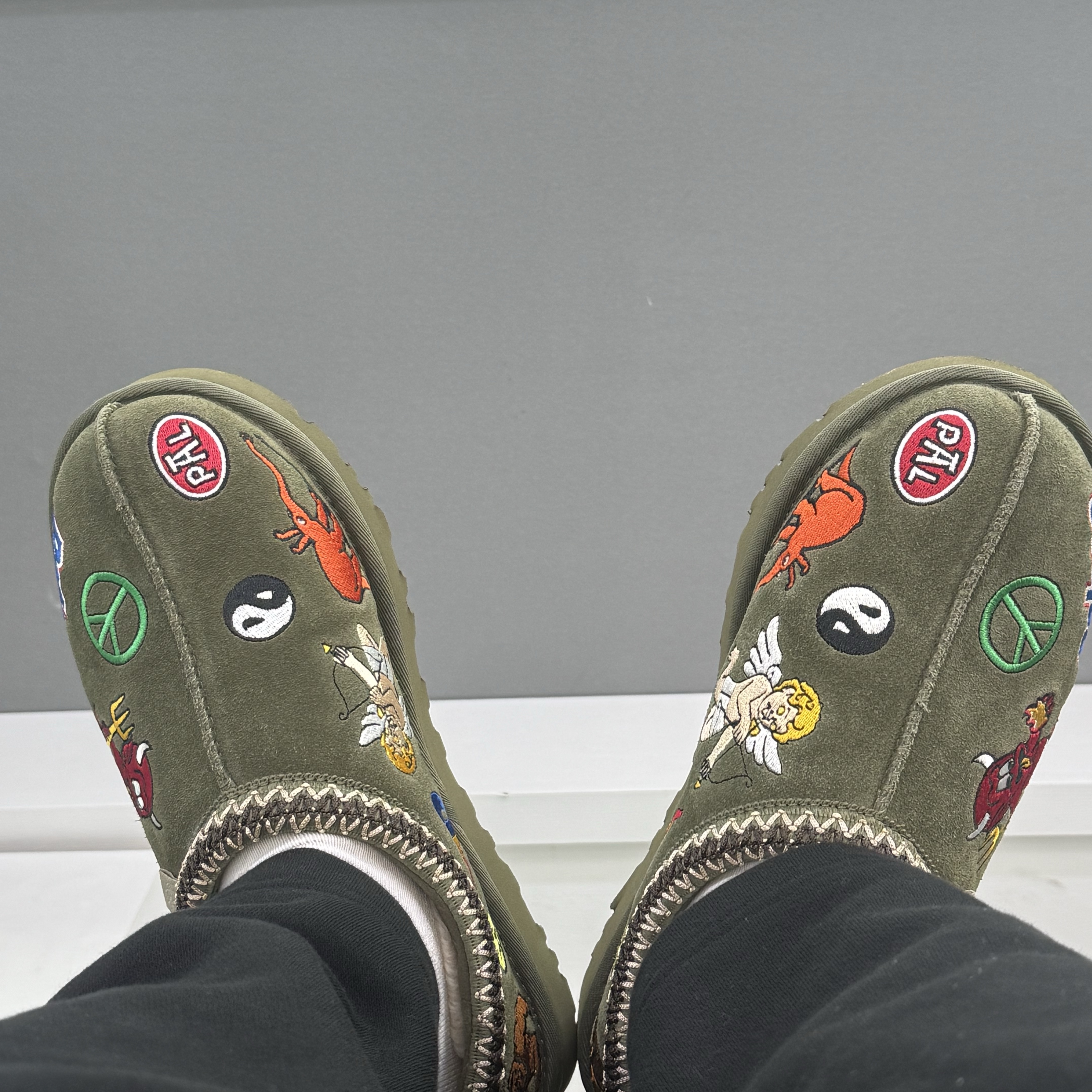 UGG x Palace Tasman Slipper Burnt Olive 착용 스타일