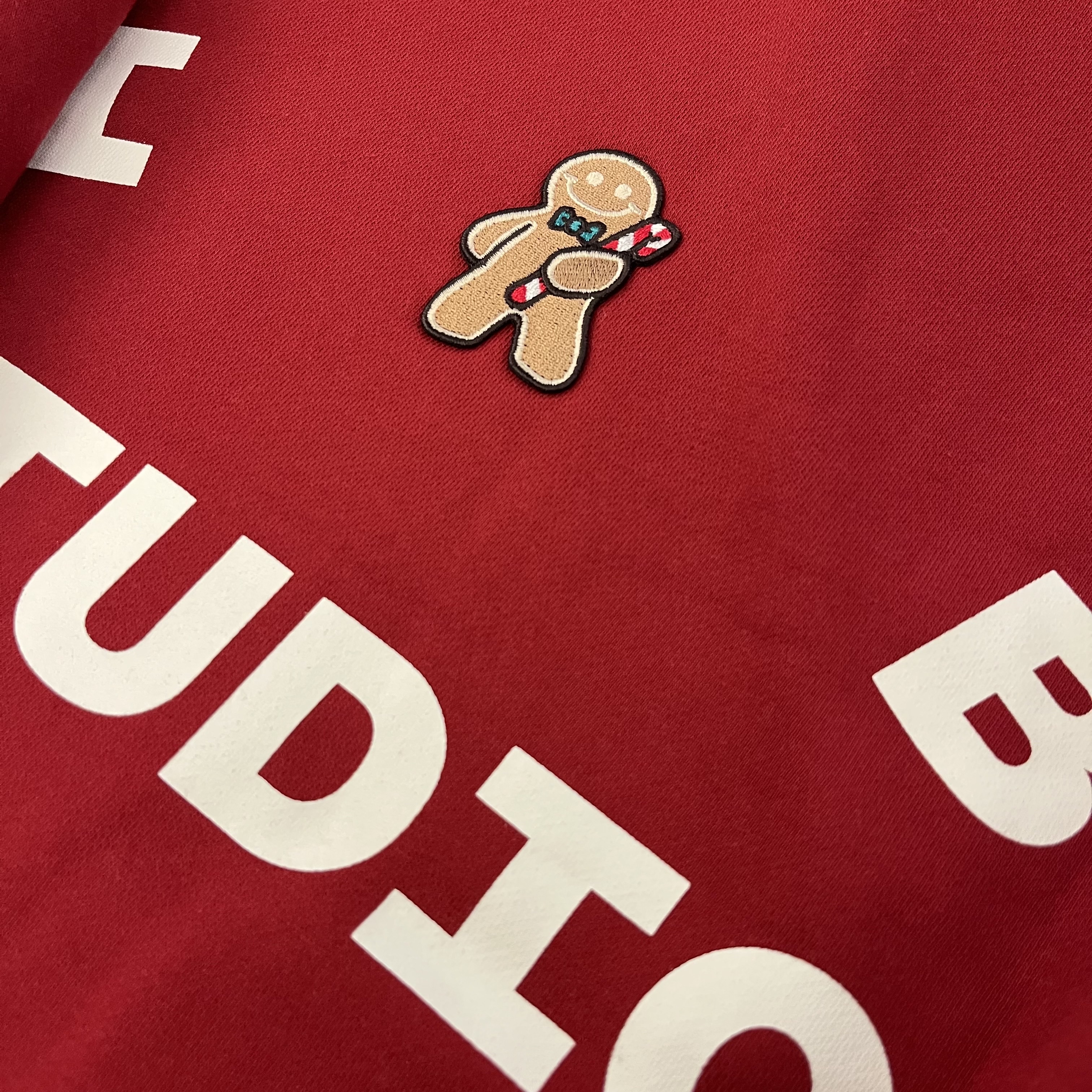 IAB Studio 24 Christmas Hoodie Burgundy Oatmeal 착용 스타일 - 1