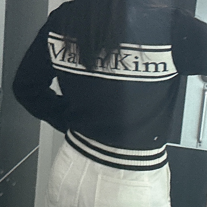 Matin Kim Spell Point Stripe Knit Cardigan Black 착용 스타일 - 2