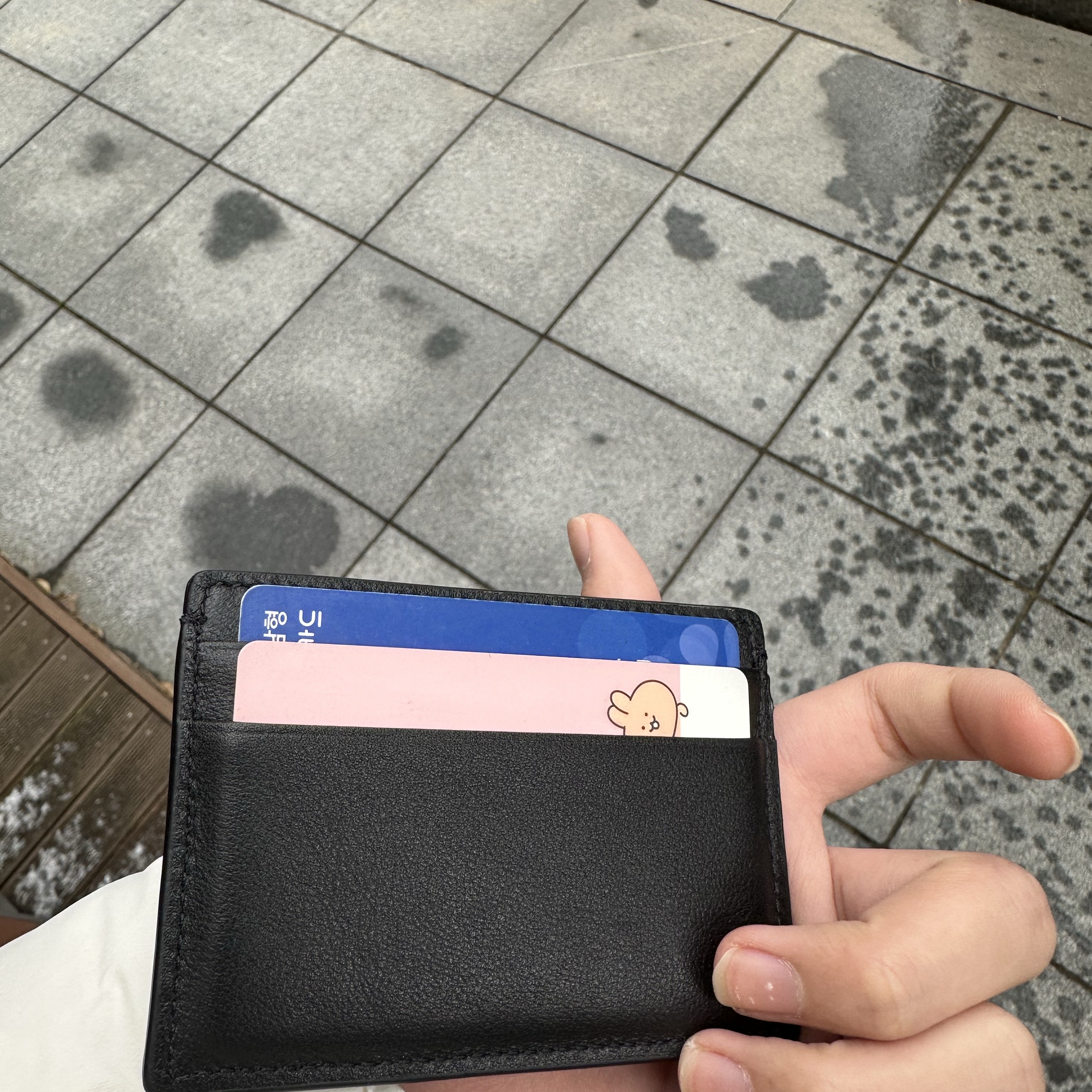 Versace Medusa Biggie Card Holder Black 착용 스타일 - 2