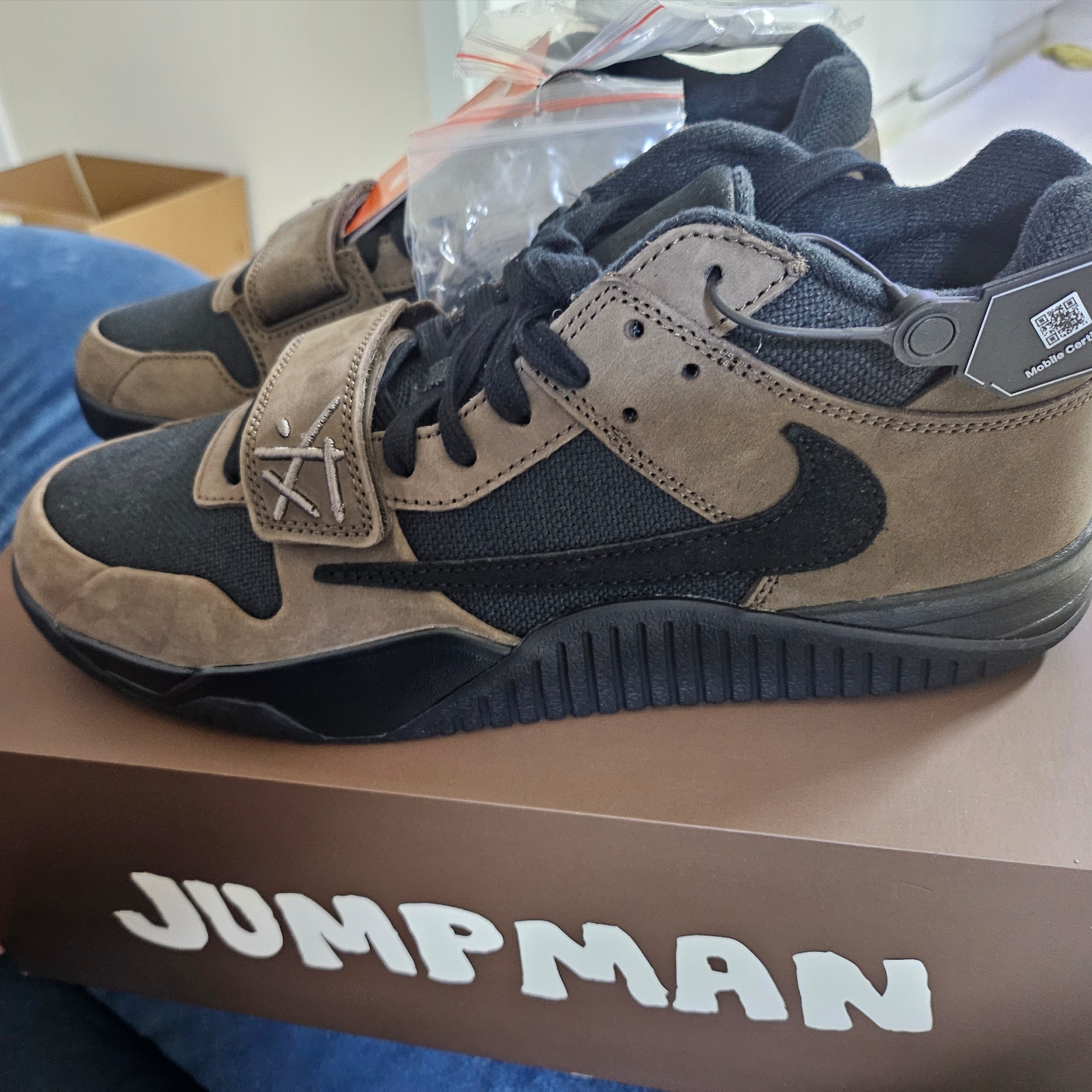 Jordan x Travis Scott Jumpman Jack TR Black and Dark Mocha 착용 스타일