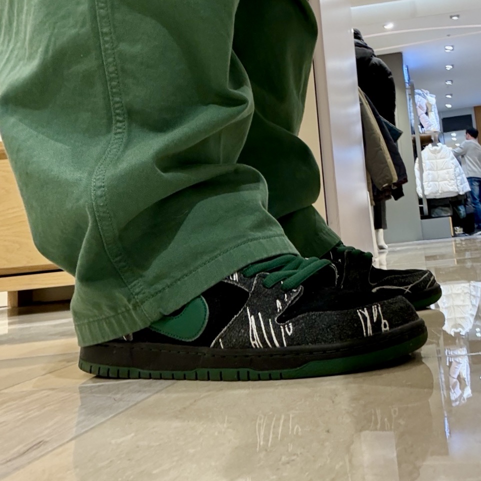 Nike x Stussy Reversible Jacket Black (FJ9154-010), Nike x There SB Dunk Low Pro Anthracite and Gorge Green 착용 스타일 - 3