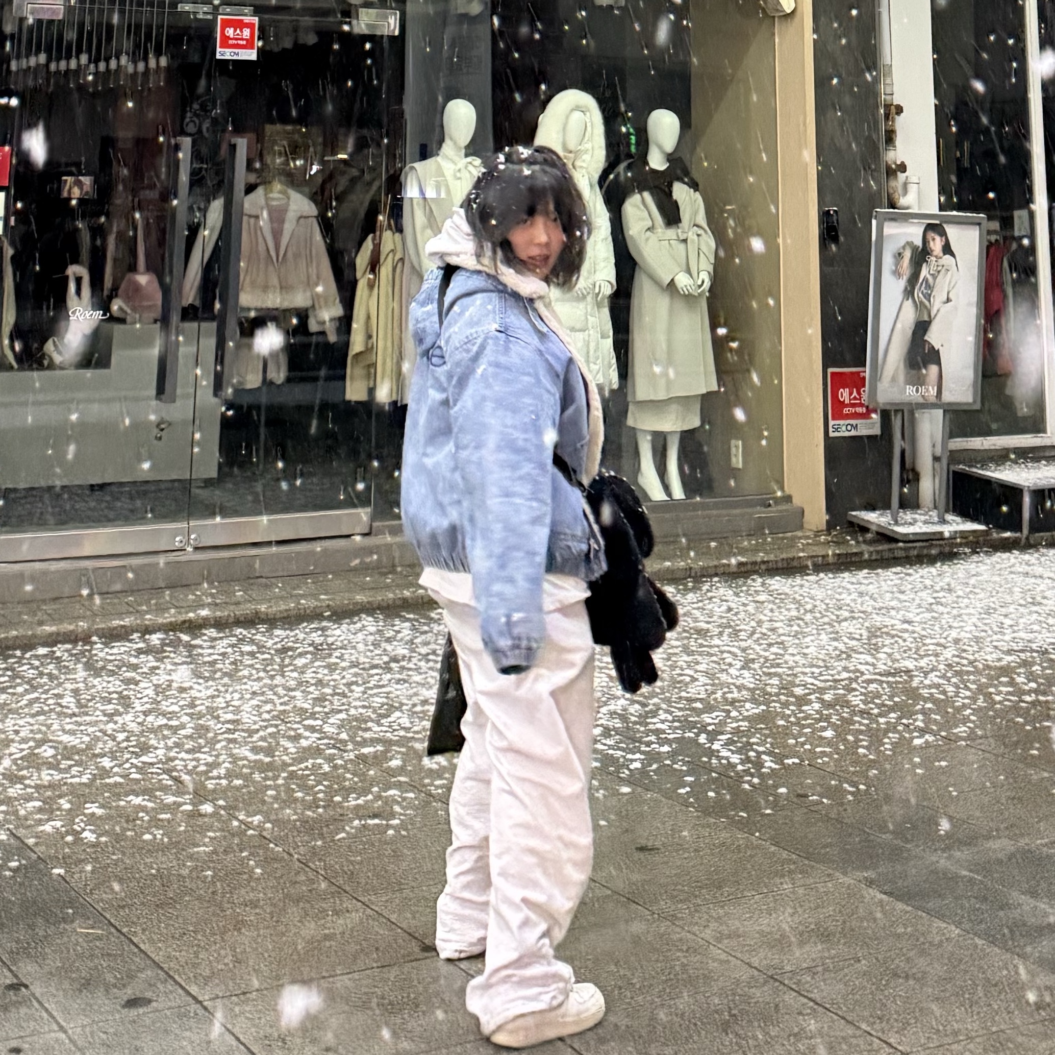 Supreme Faux Shearling Lined Bomber Jacket Denim - 24FW, Yeezy x Gosha Rubchinskiy YZY Black Dogs Hoodie Heather Grey 착용 스타일 - 2
