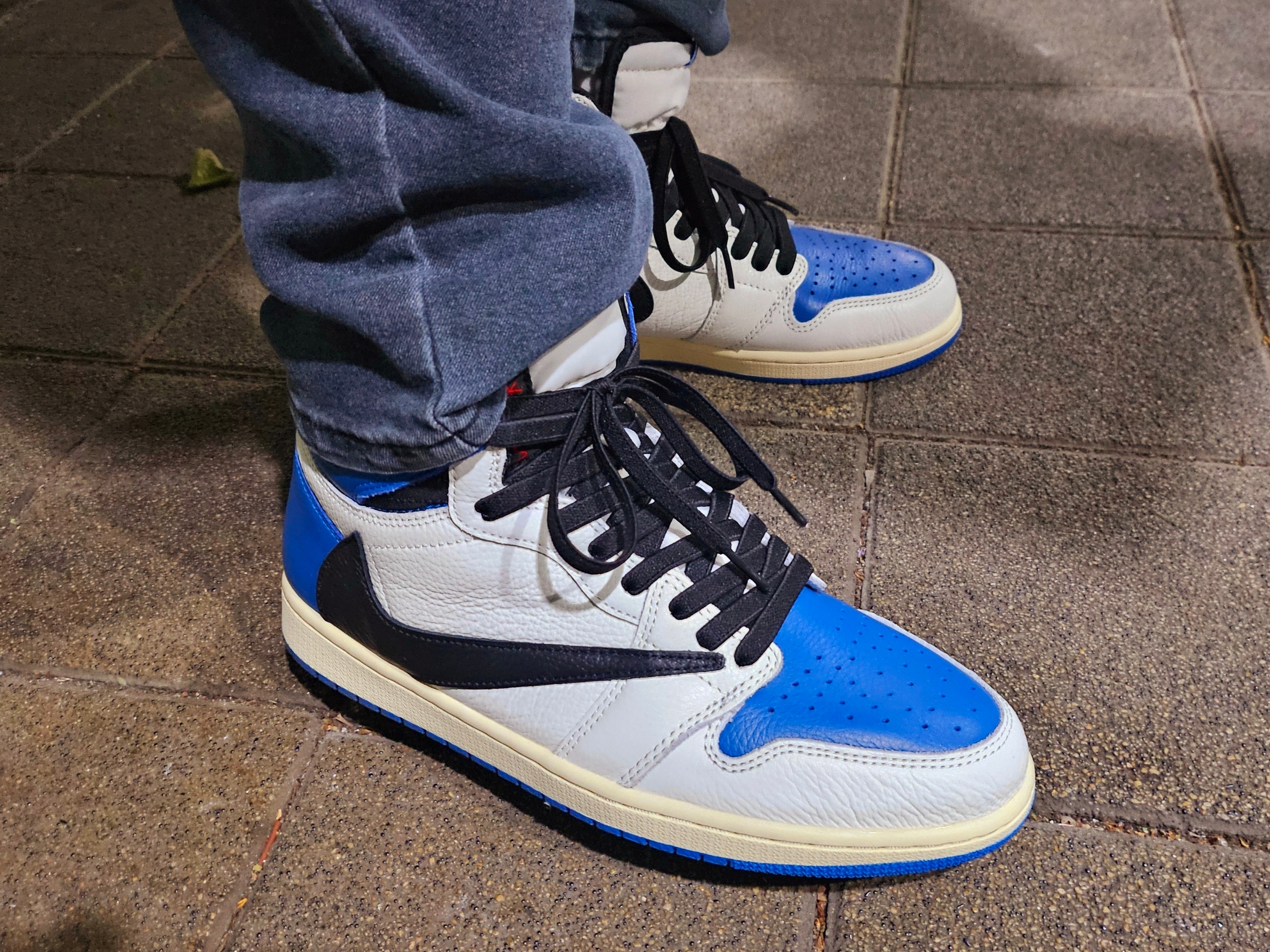 Jordan 1 x Travis Scott x Fragment Retro High OG SP Military Blue, (W) UGG Mini Bailey Button II Boots Chestnut 착용 스타일 - 2