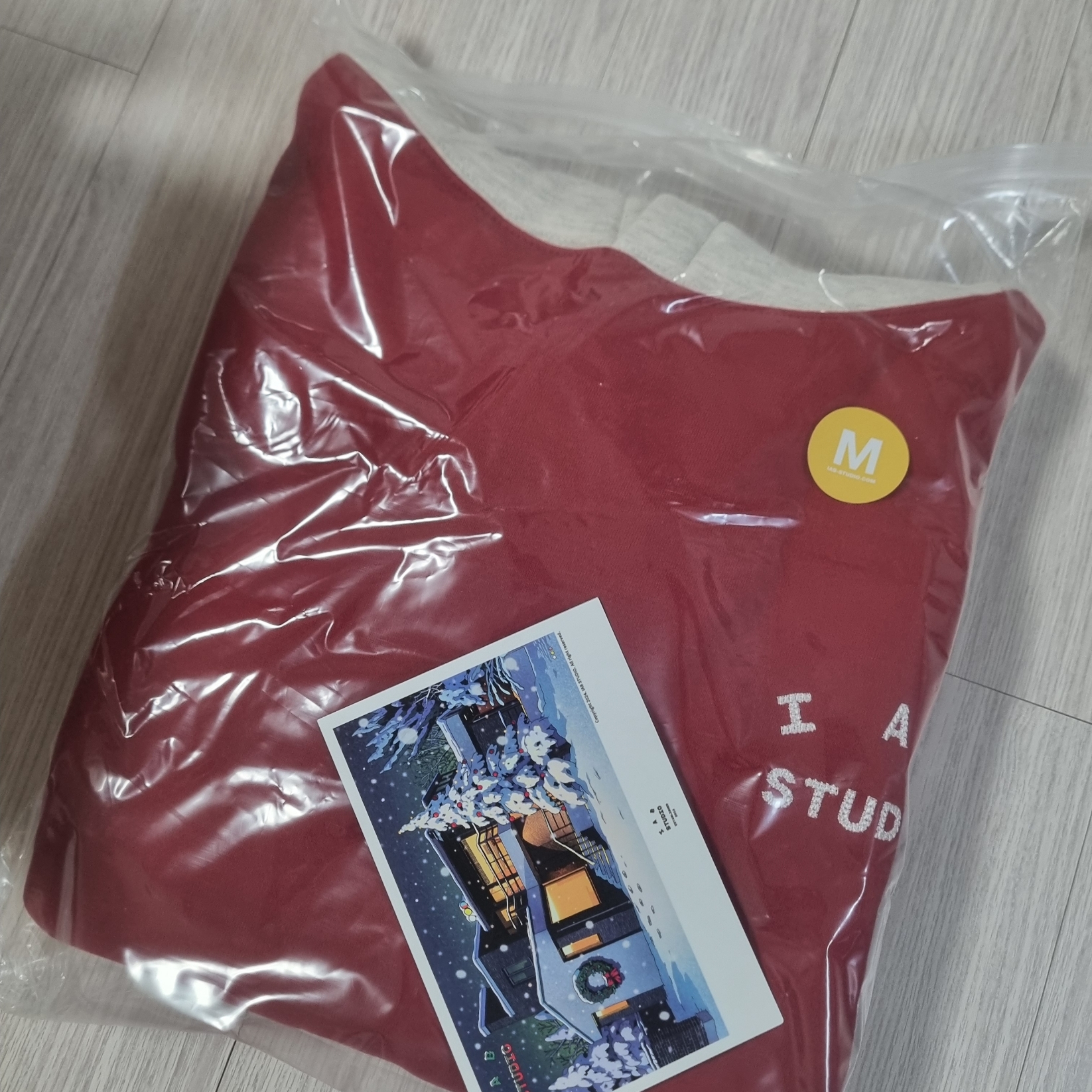 IAB Studio 24 Christmas Hoodie Burgundy Oatmeal 착용 스타일 - 3