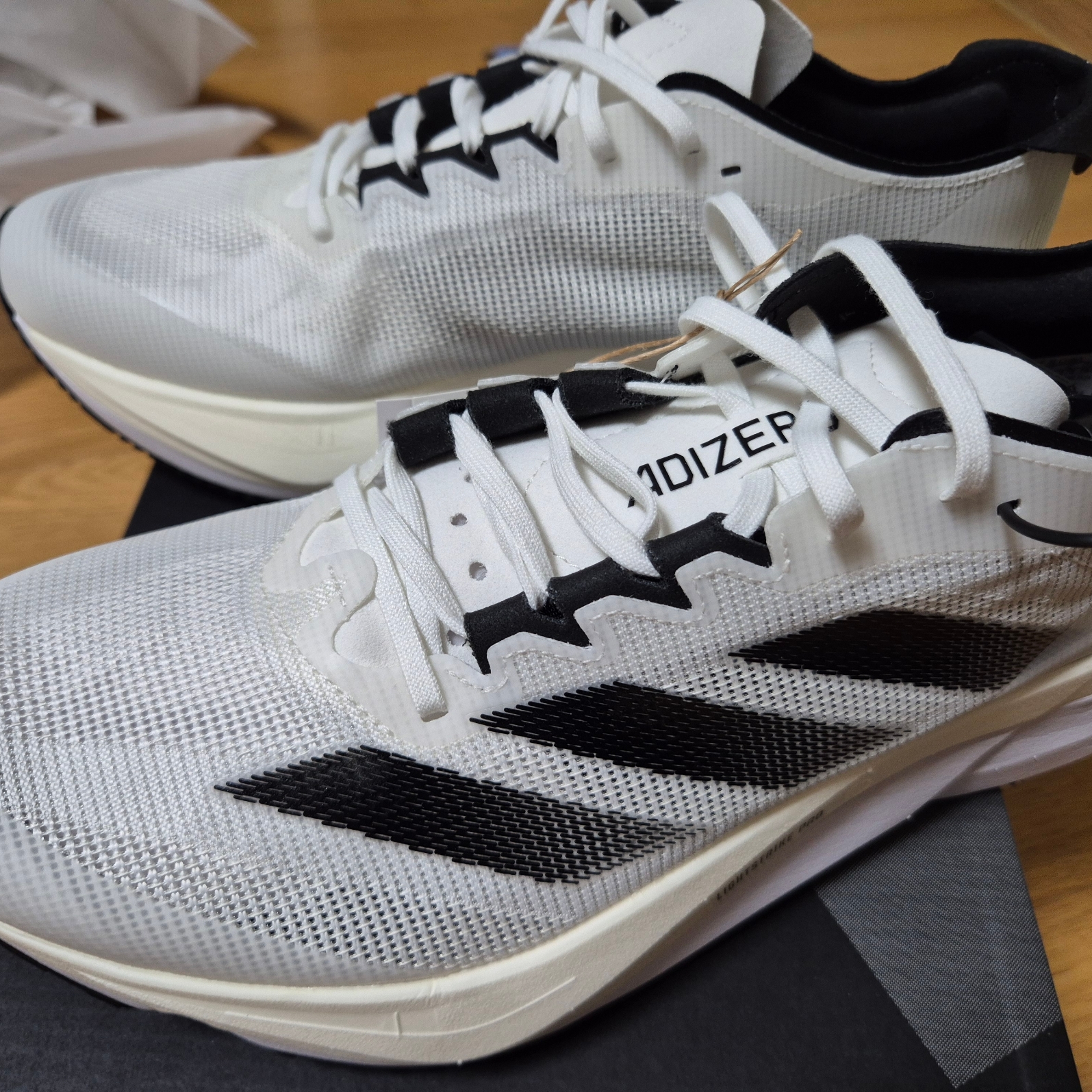 Adidas Adizero Boston 12 Cloud White Core Black Night Metallic 착용 스타일